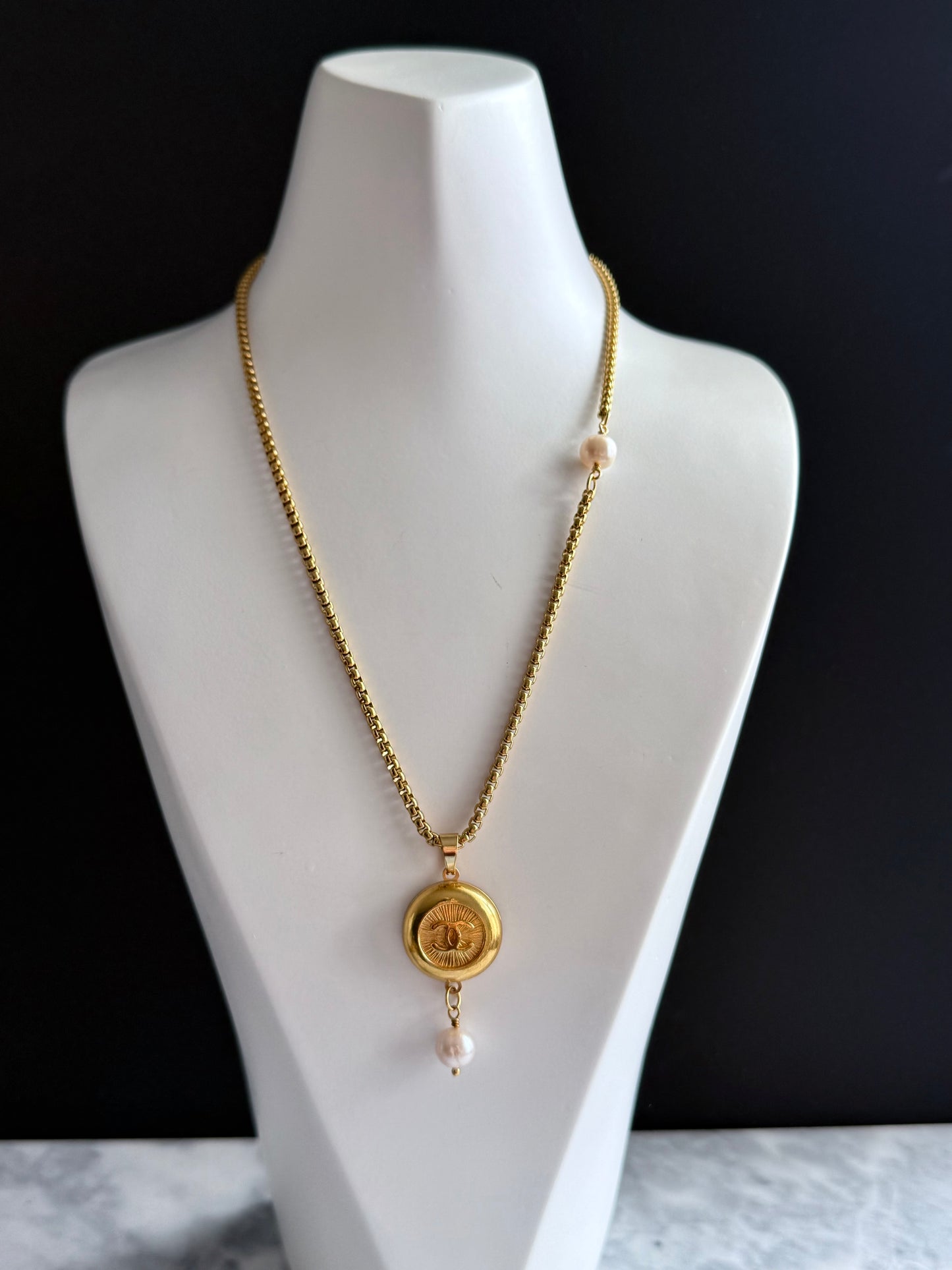 ✨EXTREMELY RARE VINTAGE reworked button necklace
