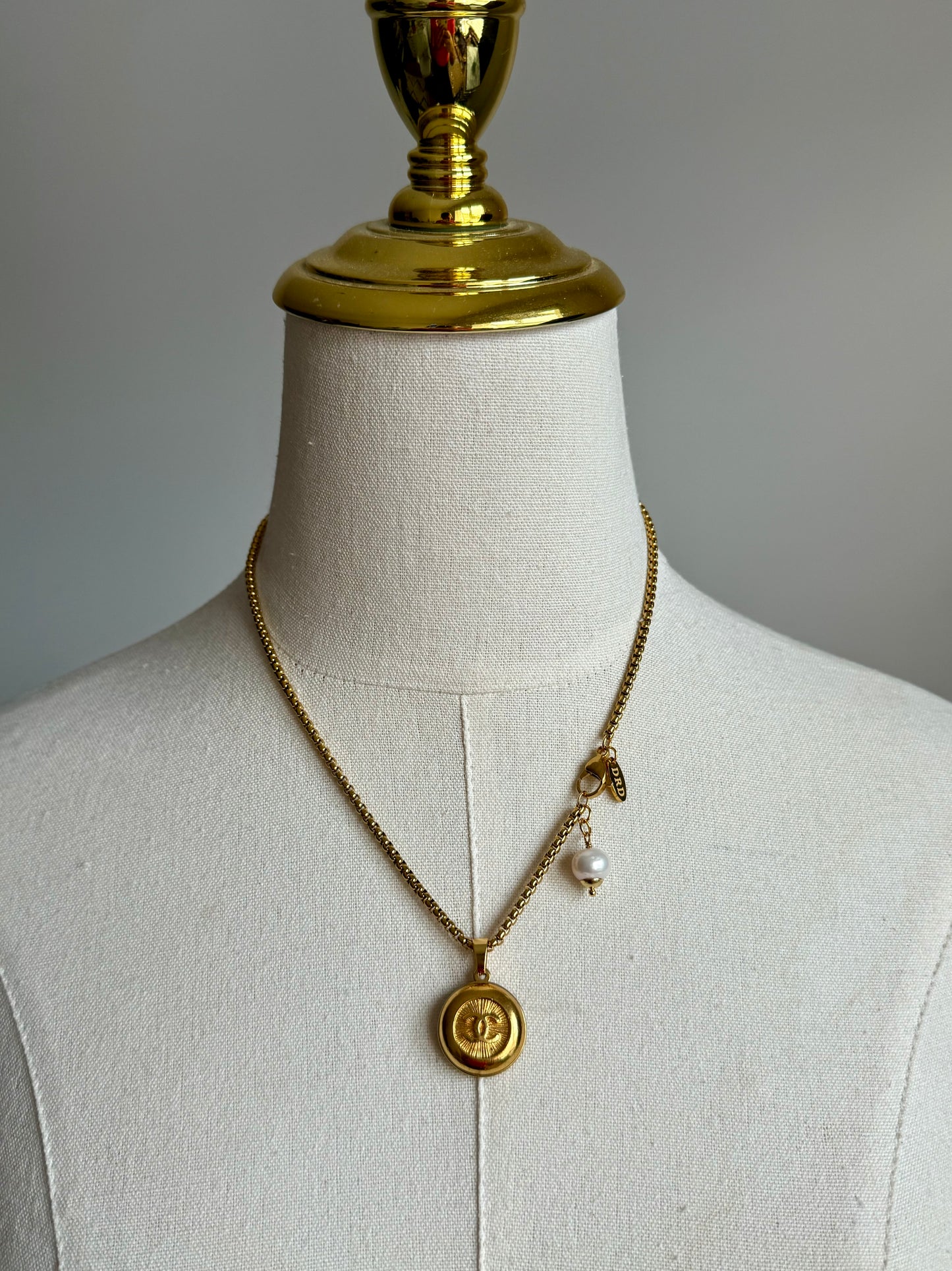✨EXTREMELY RARE VINTAGE reworked button necklace