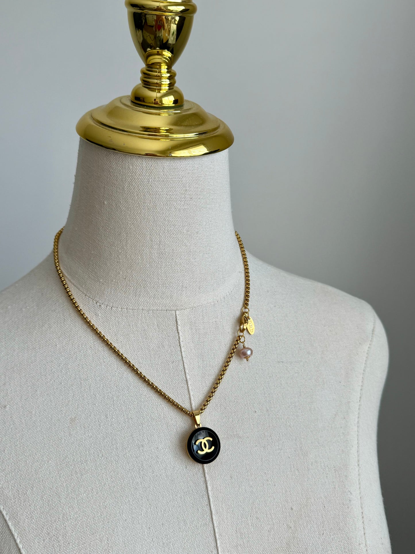 🖤 reworked button necklace