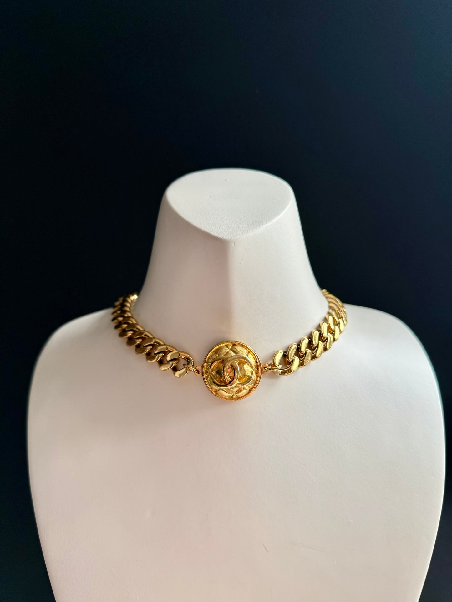 ✨Authentic Vintage chunky reworked button choker