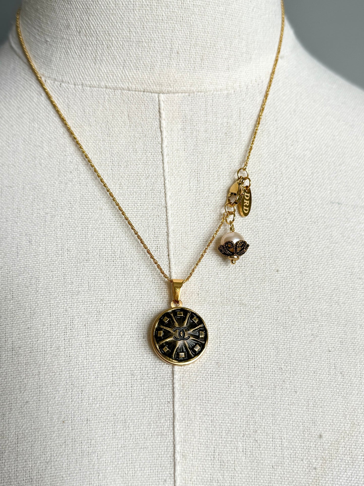 ✨ Vintage Authentic reworked Anyoque Gold button Necklace