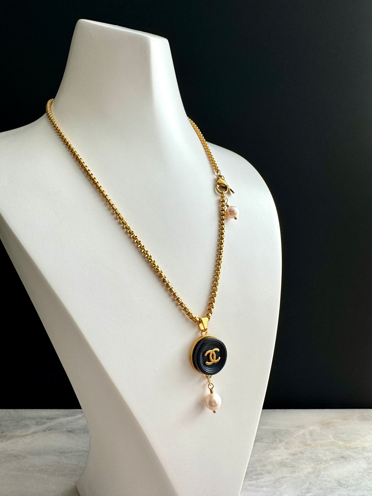 🖤 Vintage Authentic reworked Gold button Necklace