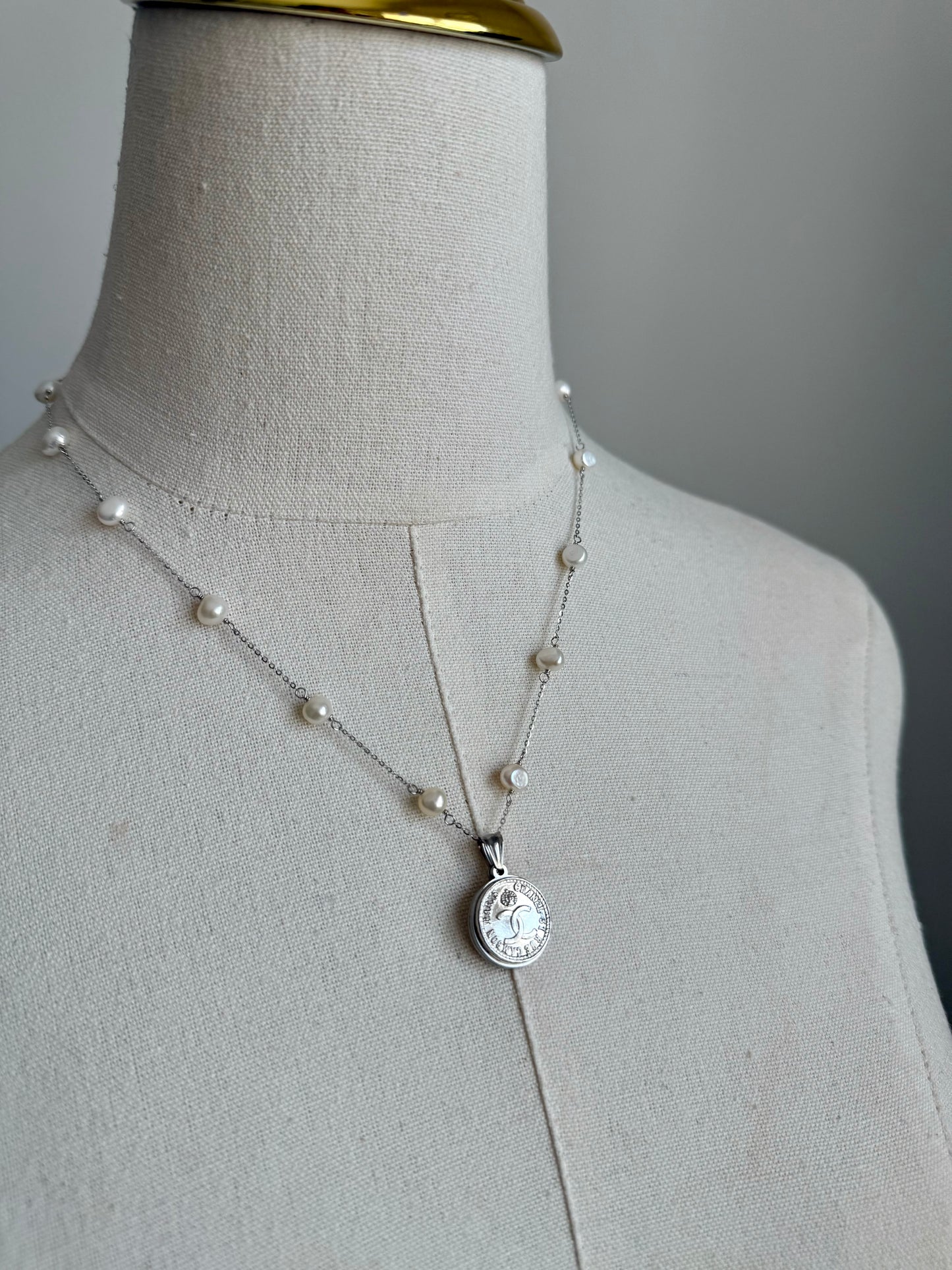 🤍 One of a kind Authentic Reworked button pearl necklace - SMALL delicate size