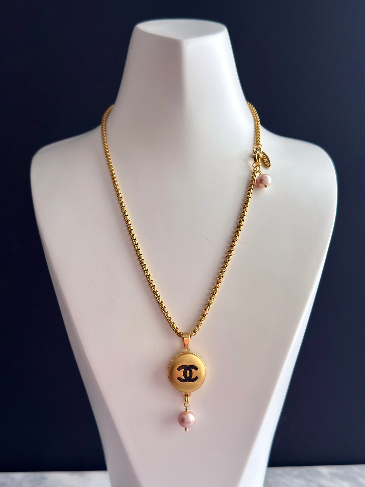 ✨EXTREMELY RARE VINTAGE reworked button necklace