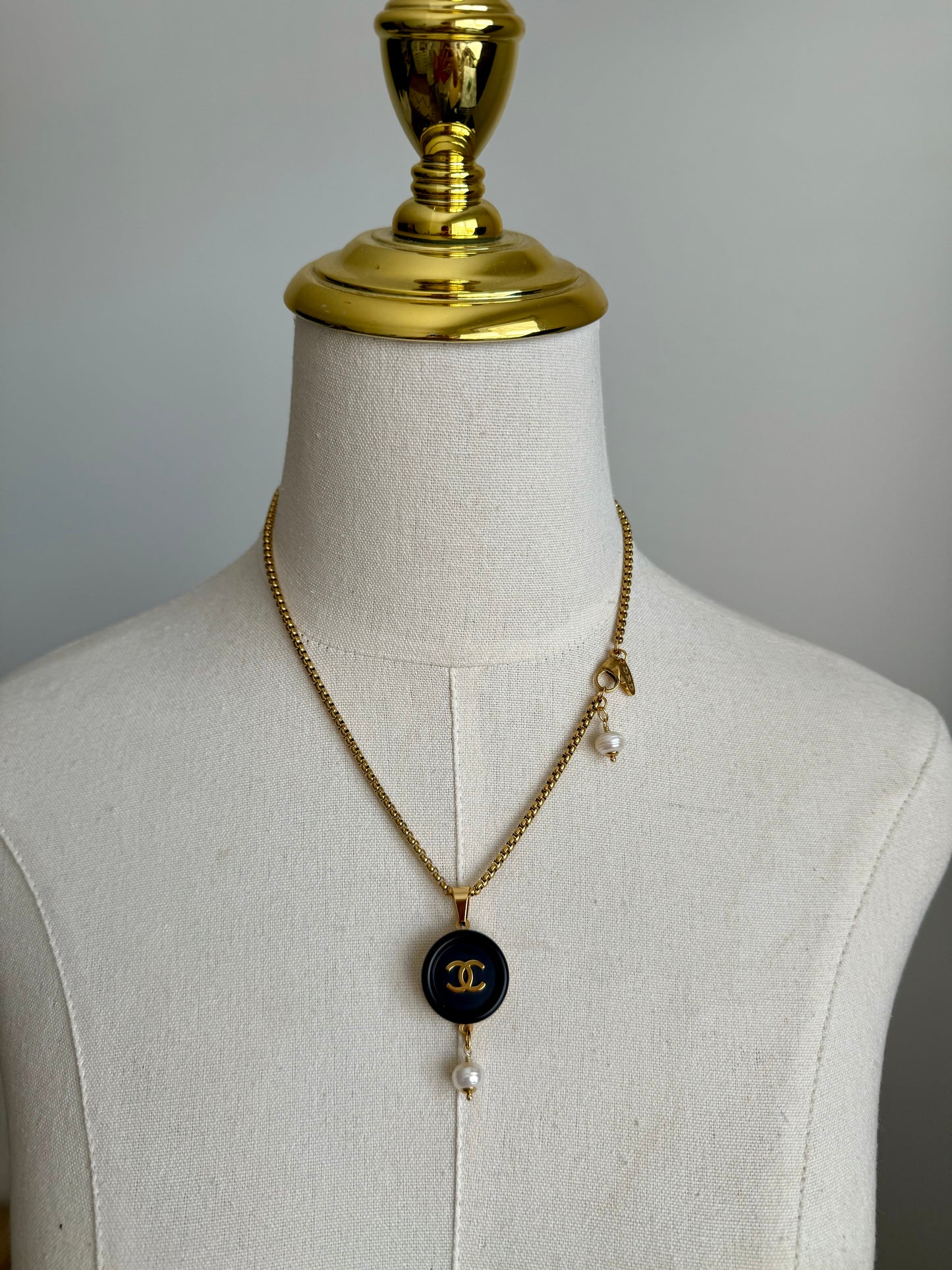 🖤 Large super rare reworked black button necklace