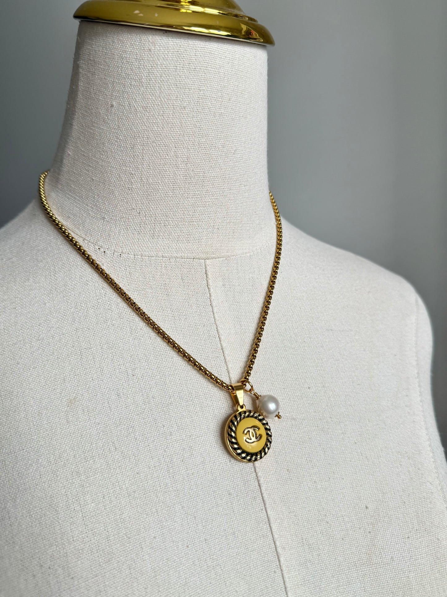 💛 reworked yellow enamel button necklace