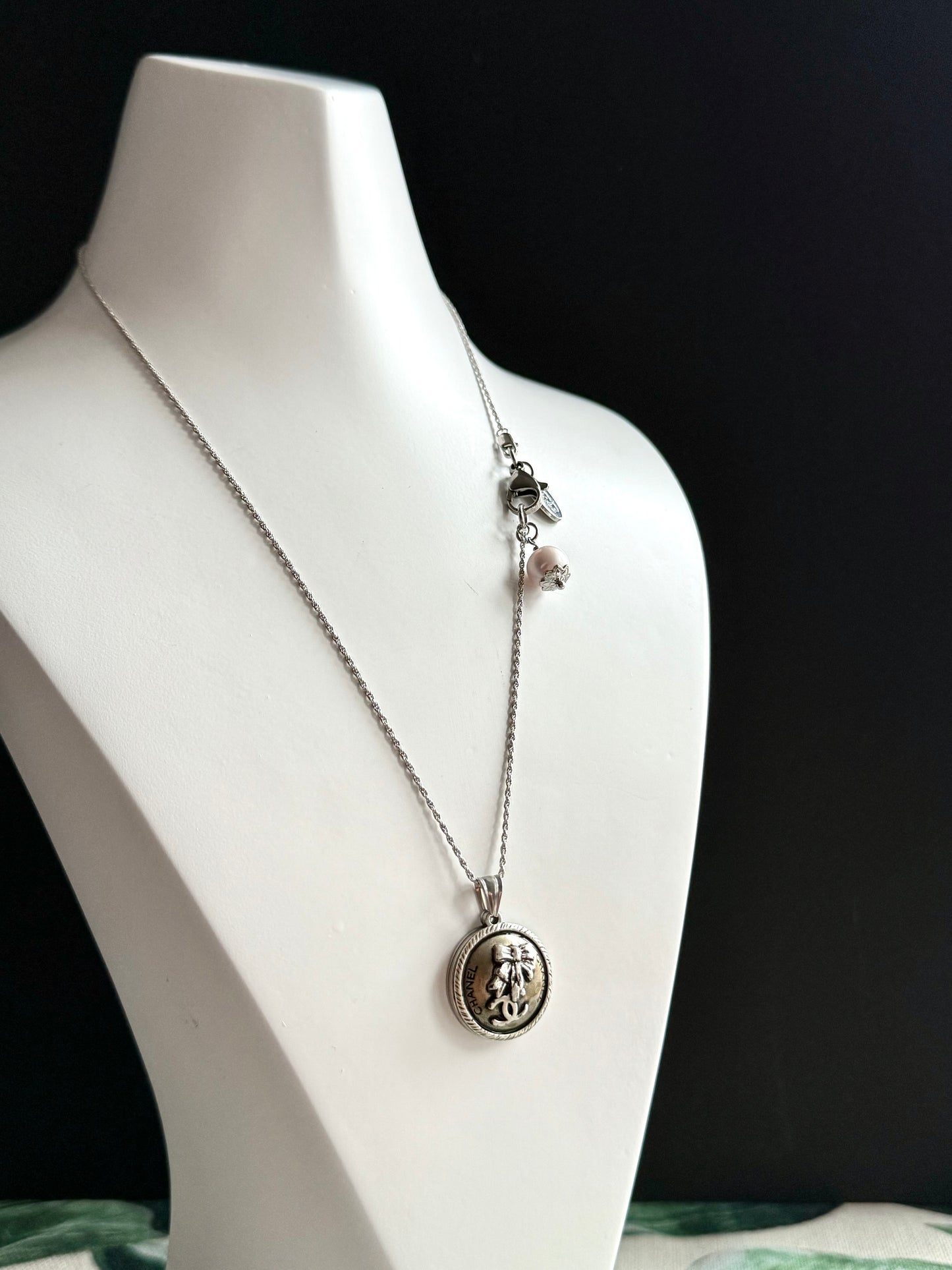🖤 reworked black button necklace
