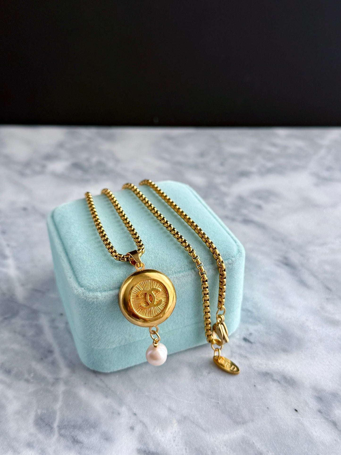 ✨EXTREMELY RARE VINTAGE reworked button necklace