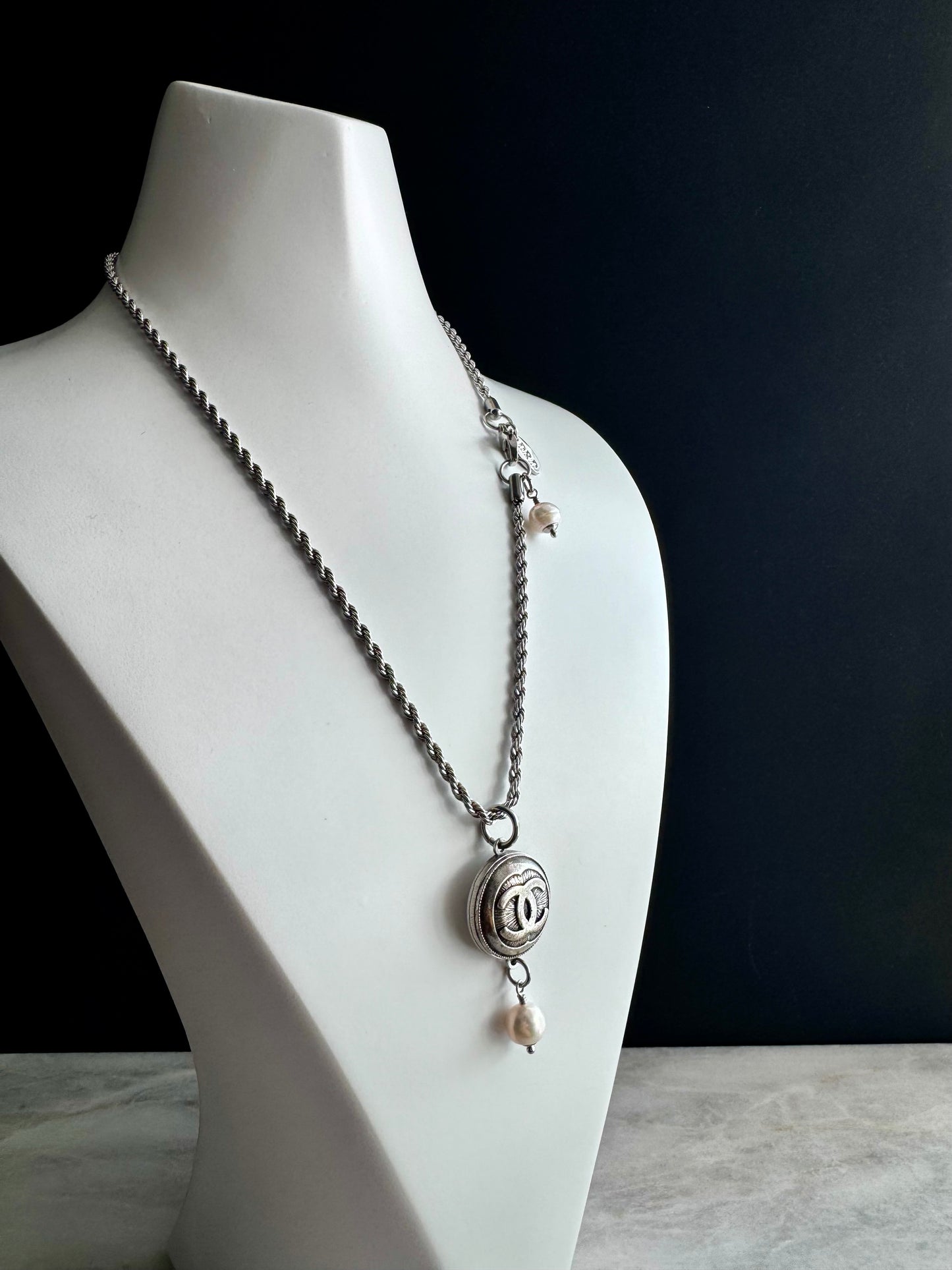 🖤 Authentic Vintage Reworked silver Button necklace