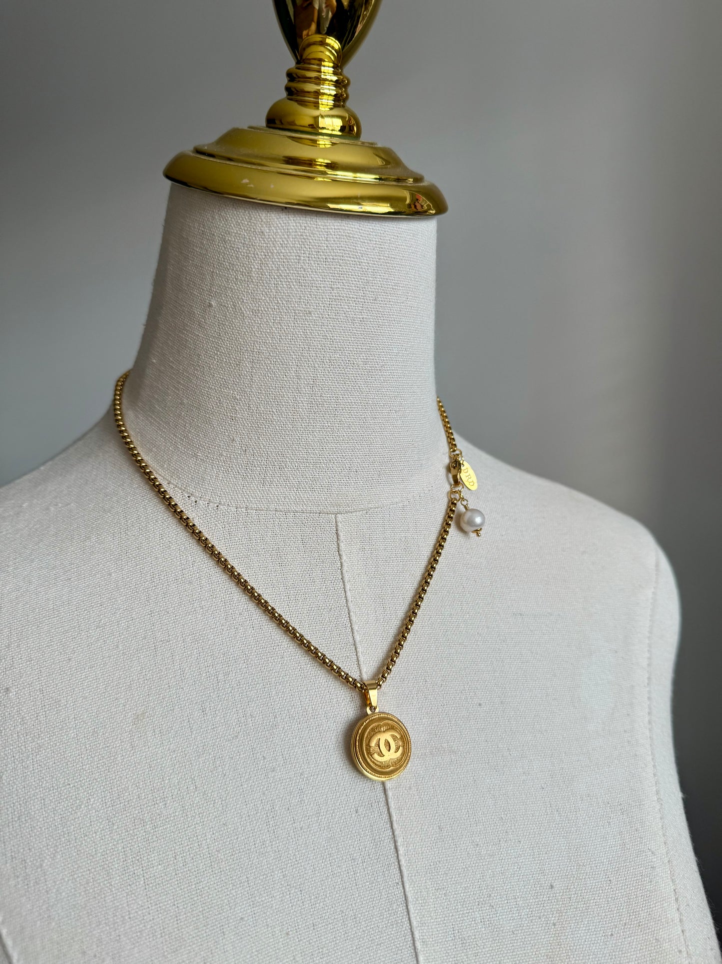 ✨EXTREMELY RARE VINTAGE reworked button necklace