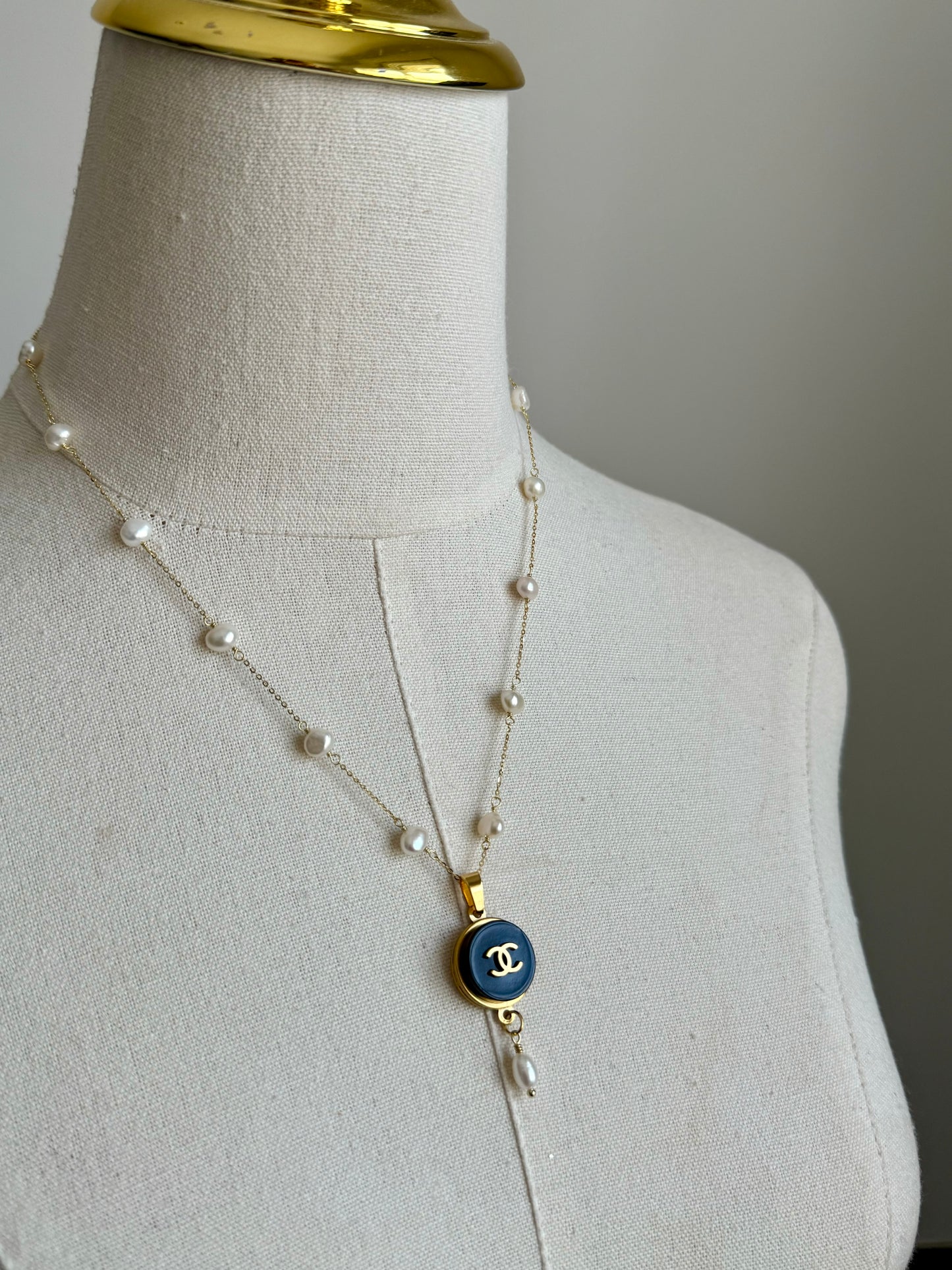 🖤 One of a kind delicate Rare Vintage Authentic Reworked button necklace