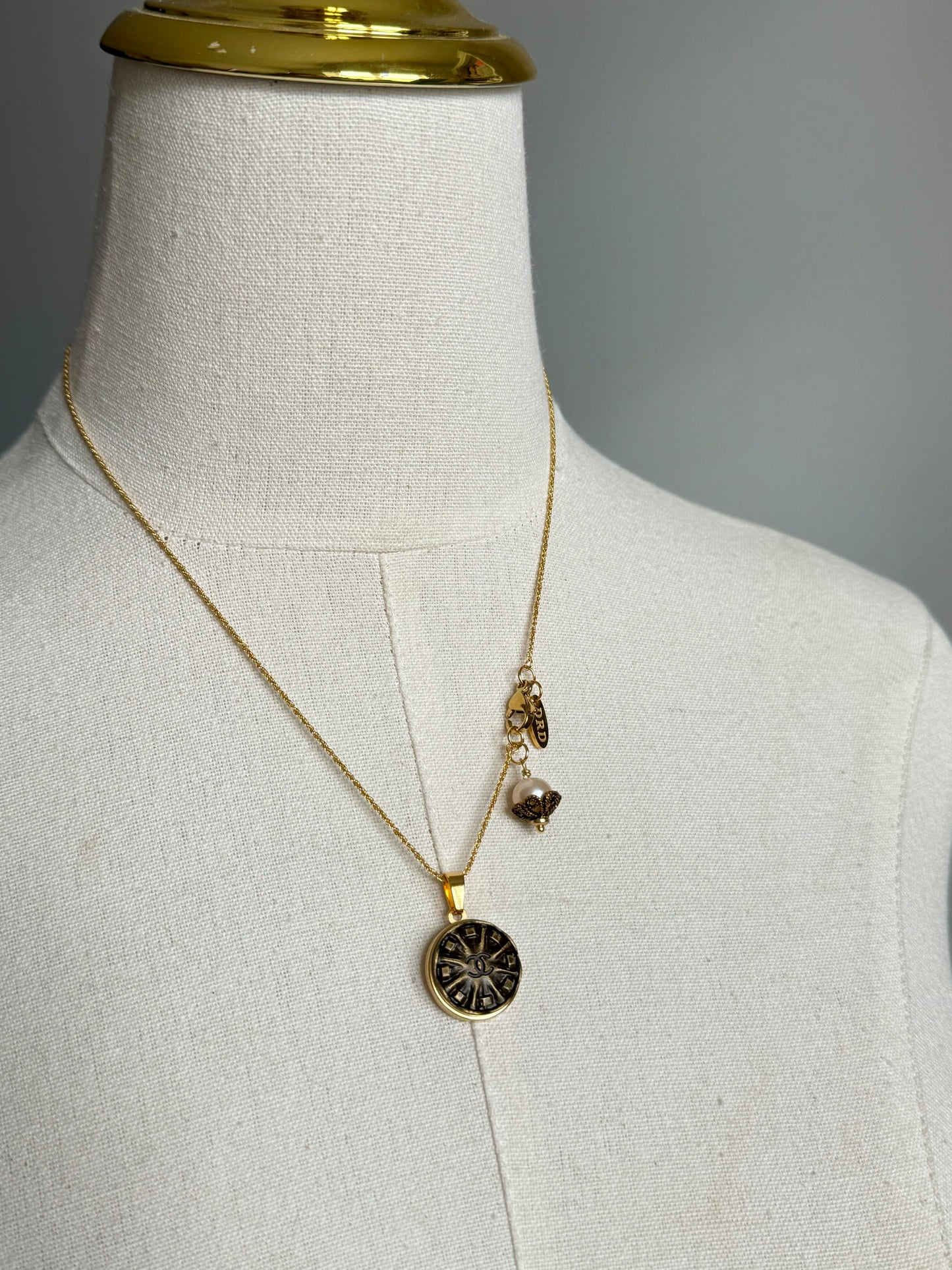 ✨ Vintage Authentic reworked Anyoque Gold button Necklace