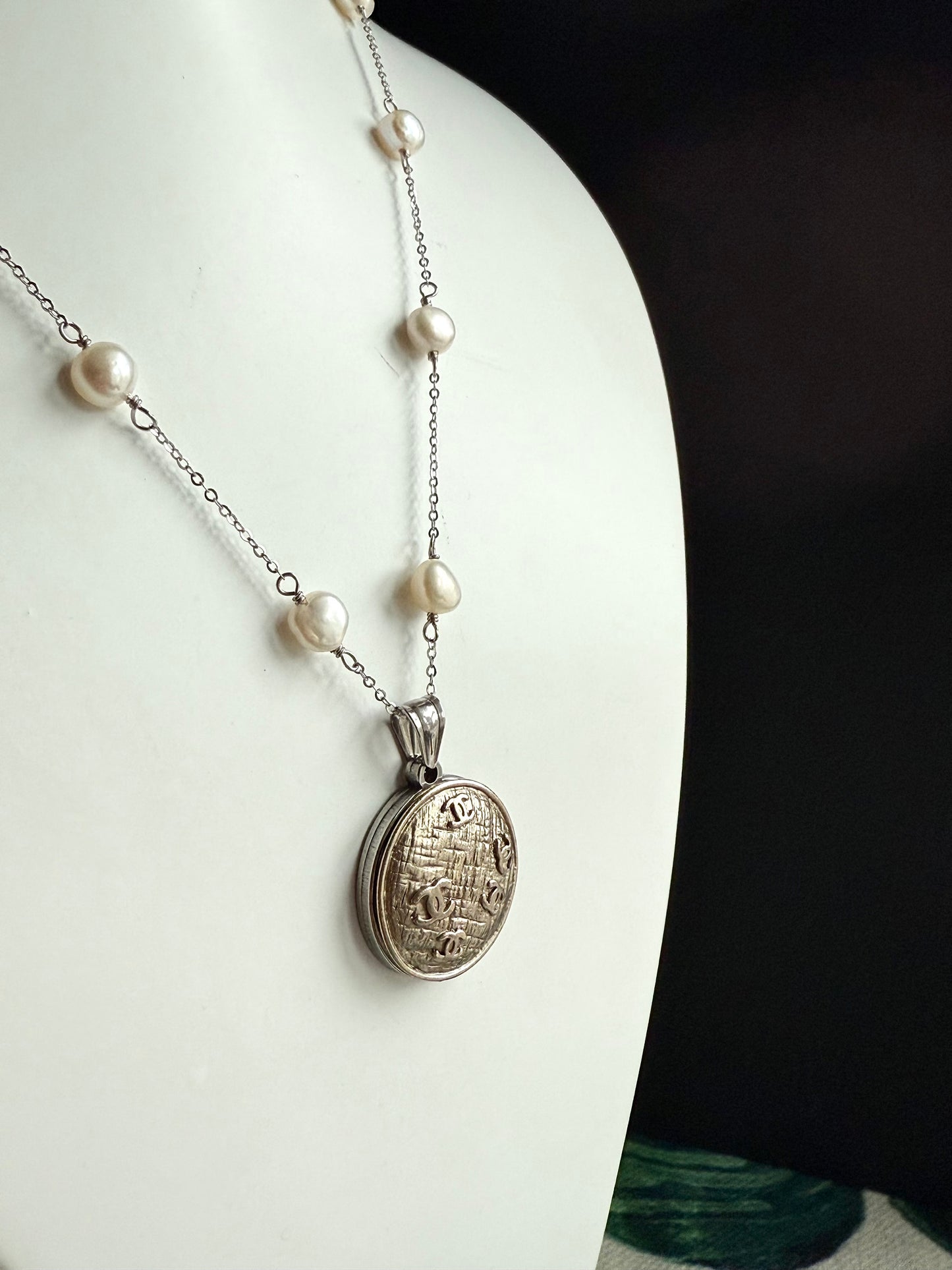 🤍 One of a kind Authentic Reworked button pearl necklace