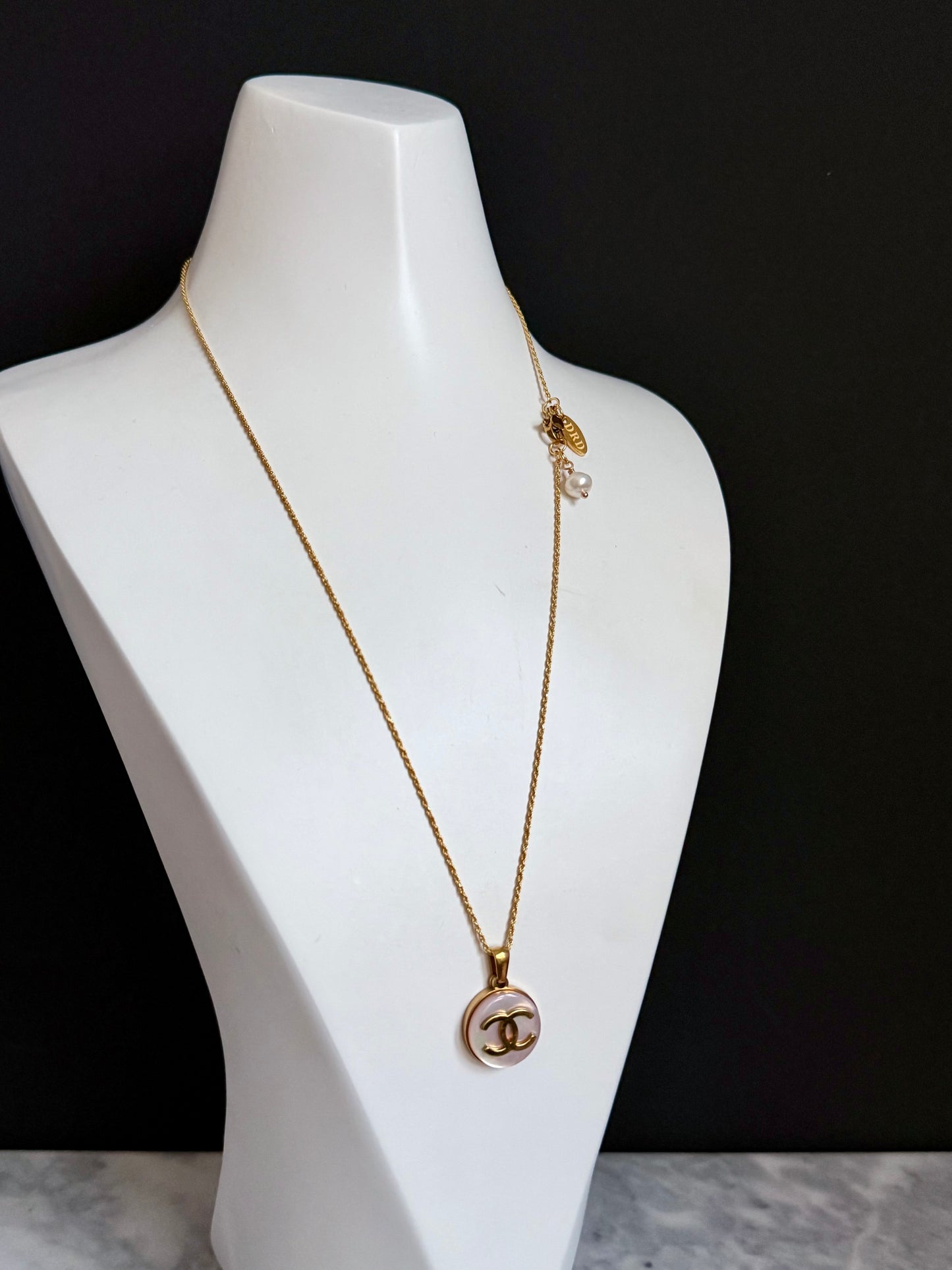 ✨RARE SMALL Vintage Authentic button Necklace