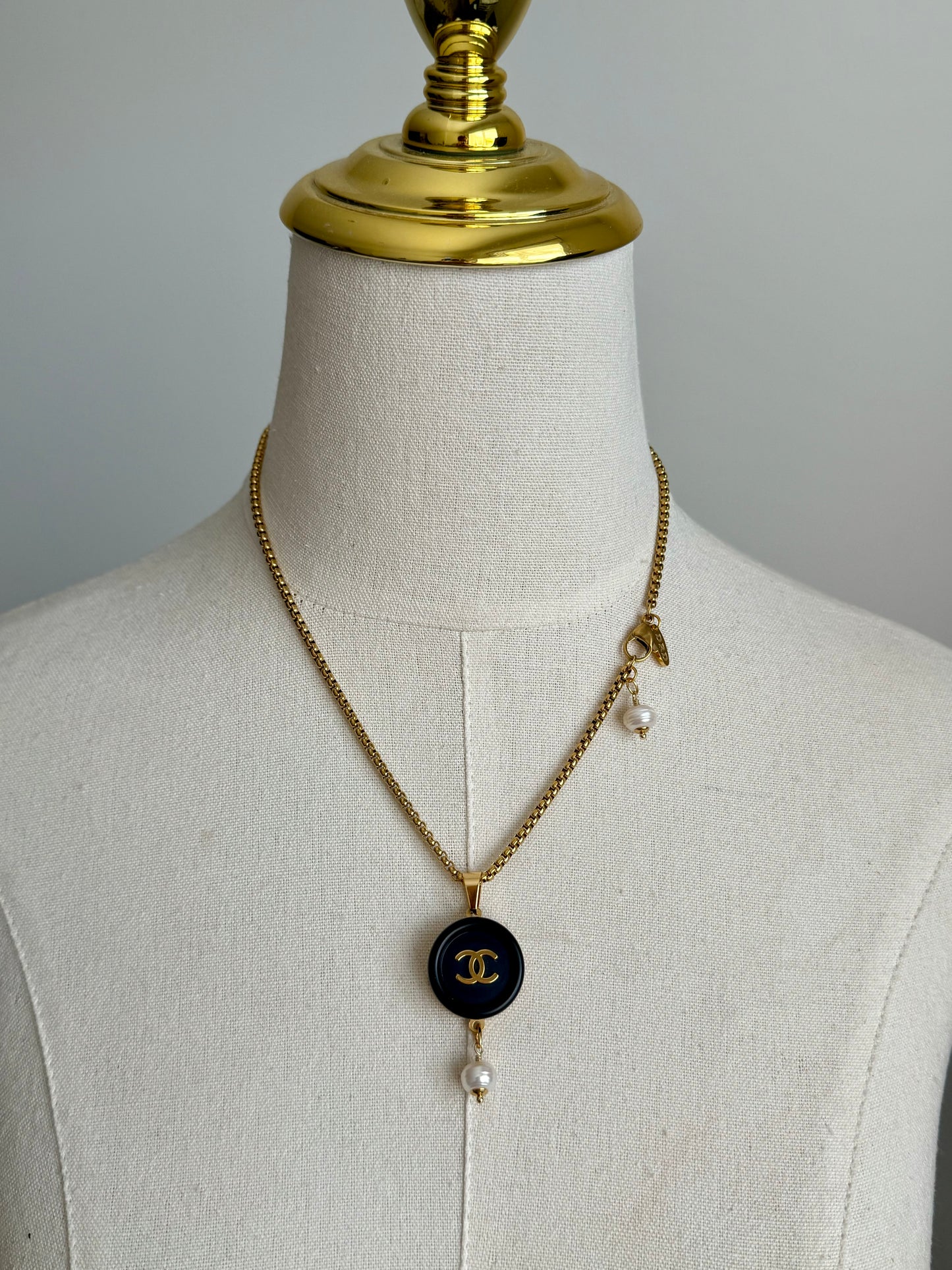 🖤 Large super rare reworked black button necklace