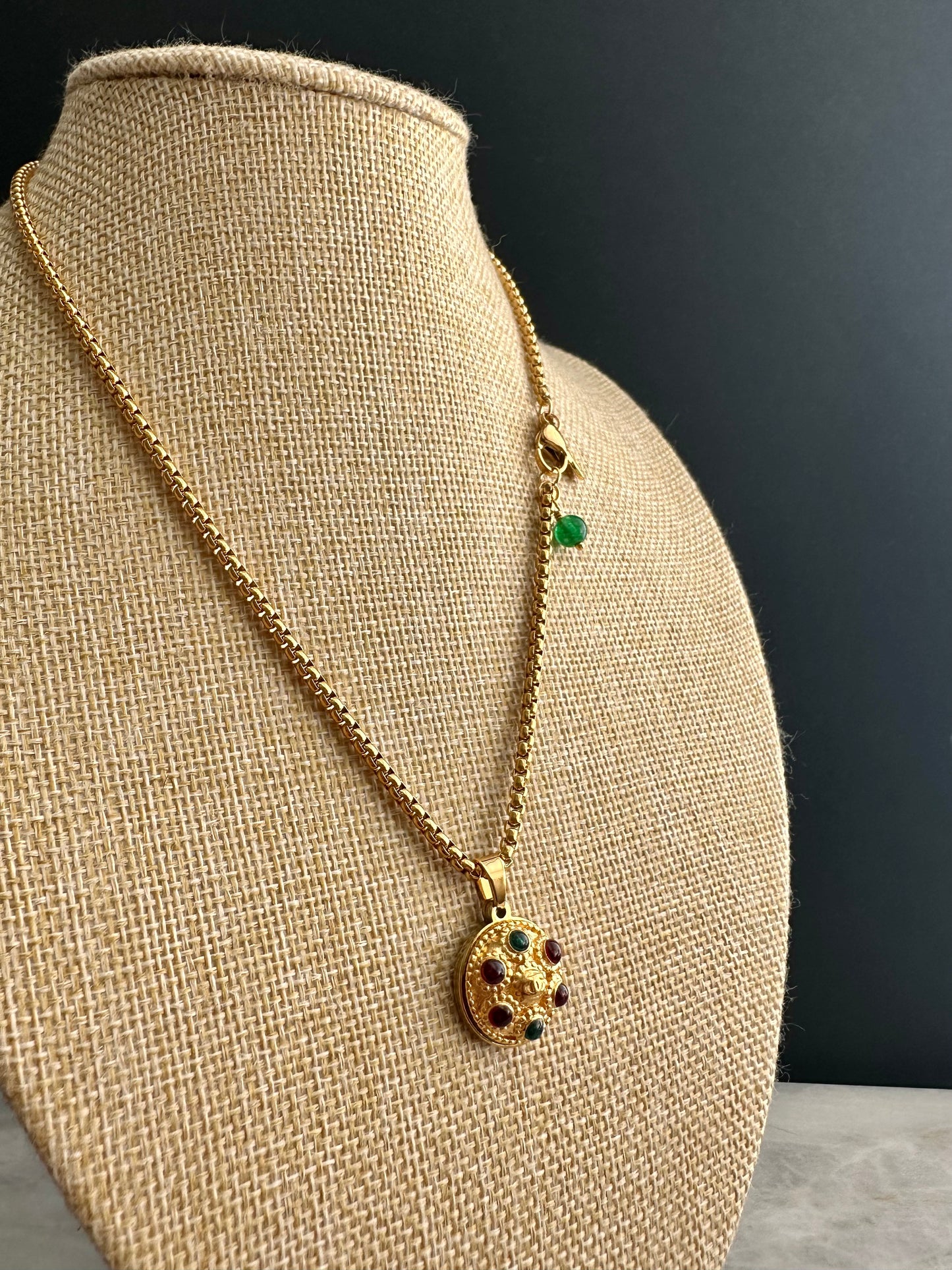 💚 Extremely rare Vintage Authentic reworked Gold button Necklace
