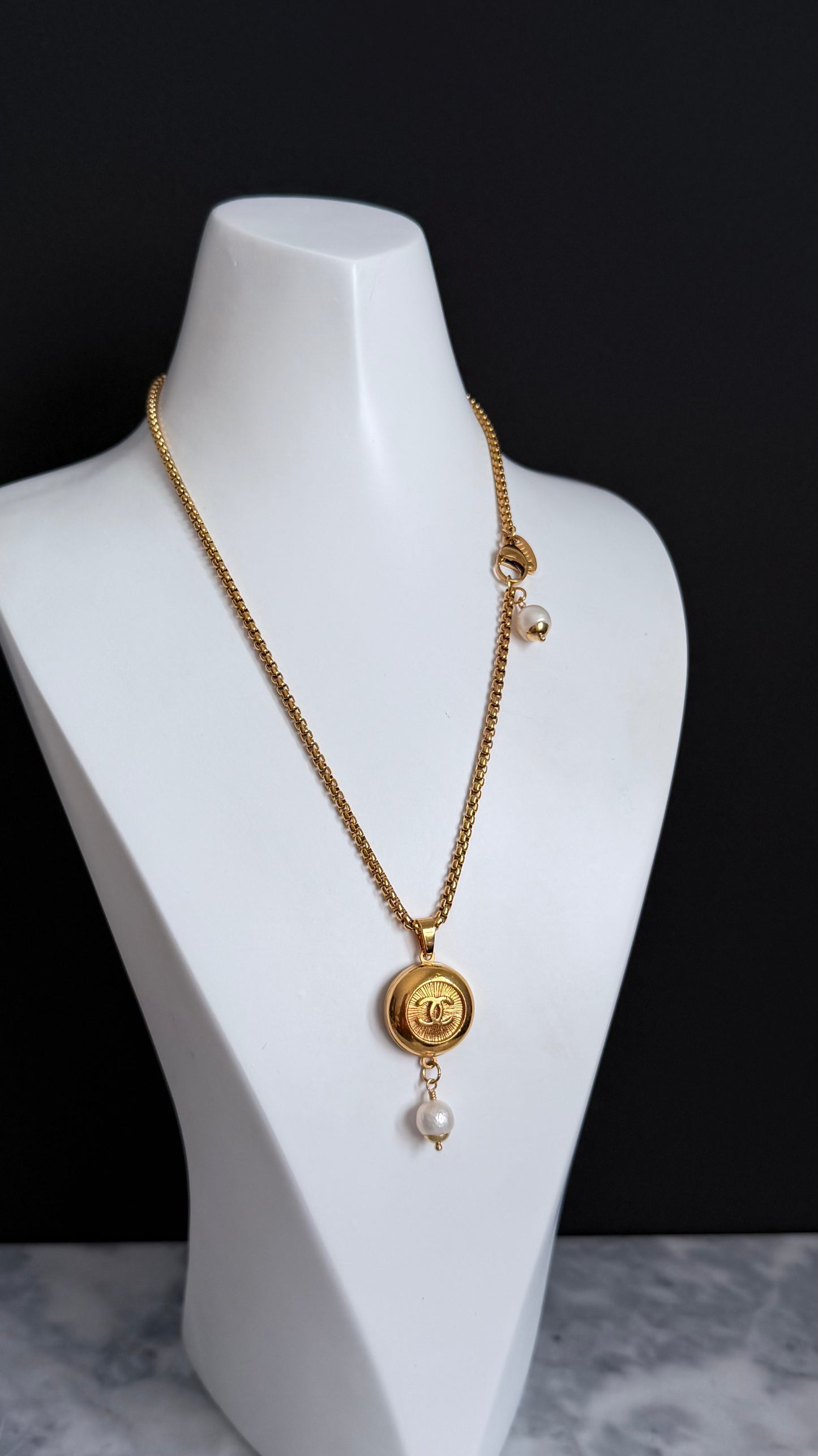 ✨EXTREMELY RARE VINTAGE reworked button necklace