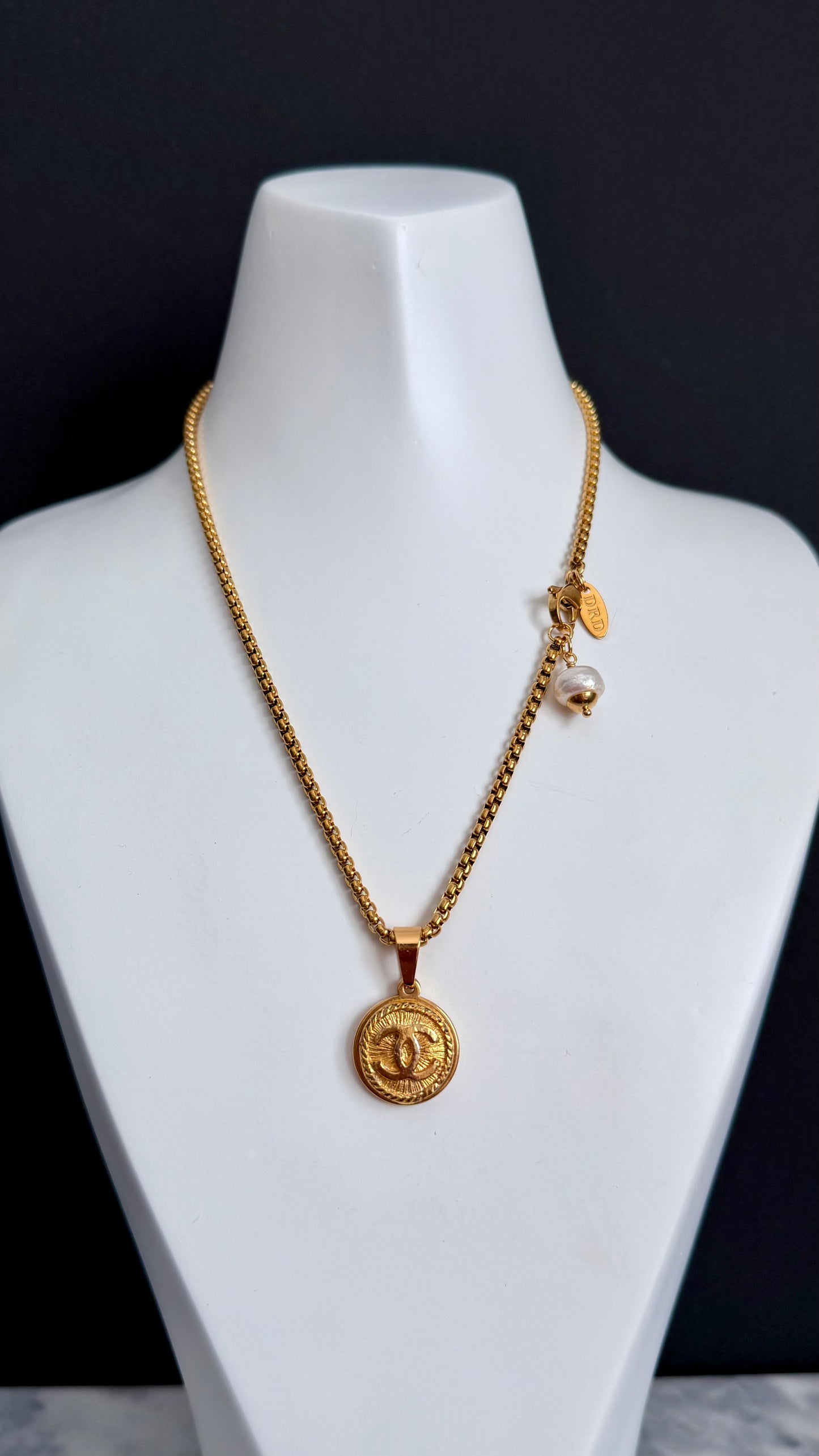 ❤️ SMALL EXTREMELY RARE reworked VINTAGE button necklace