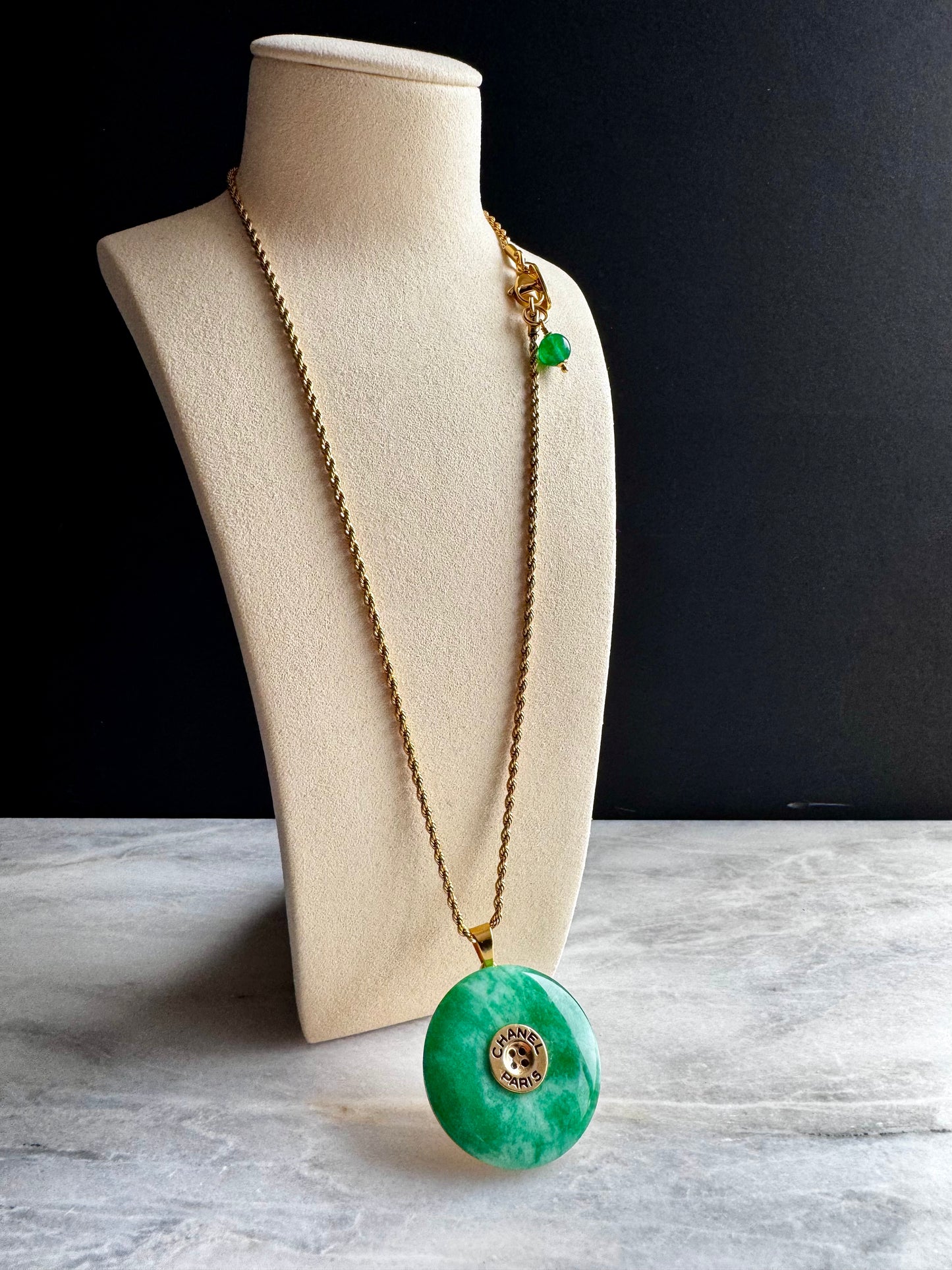 💚 Vintage reworked button and green jade stone necklace