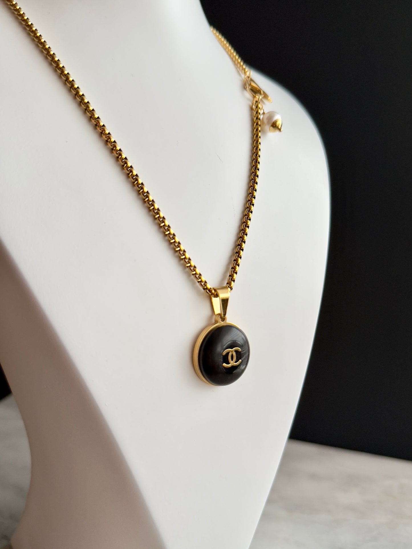 🖤 reworked button necklace