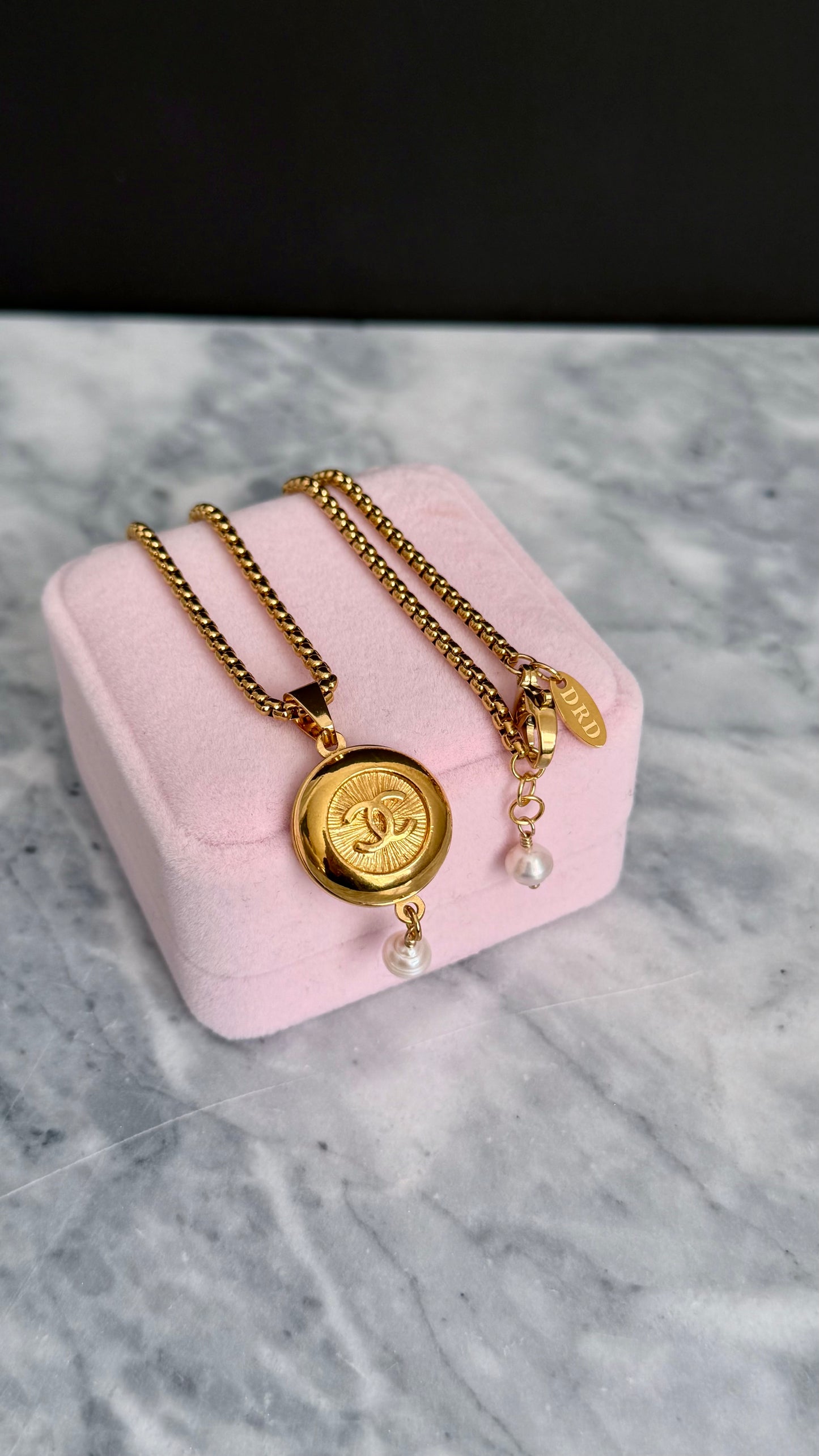 ✨EXTREMELY RARE VINTAGE reworked button necklace