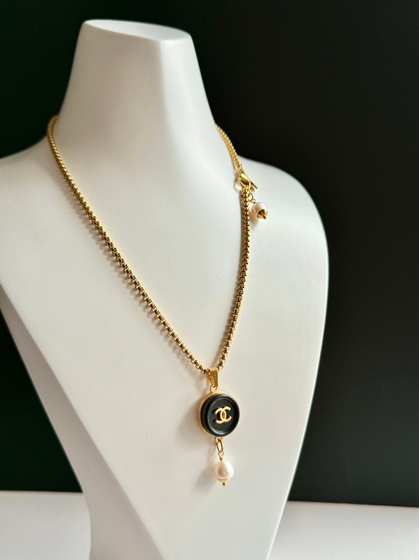 🖤 Vintage Authentic reworked Gold button Necklace