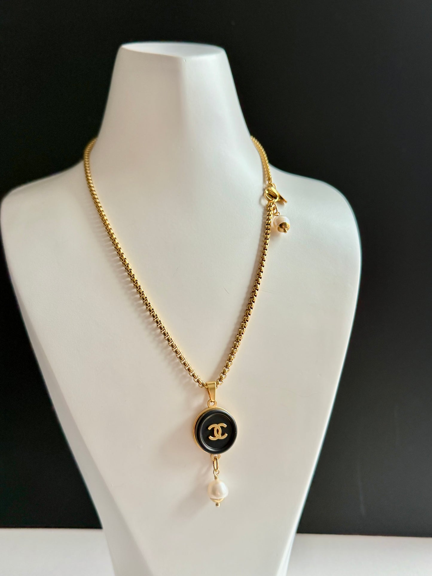 🖤 Vintage Authentic reworked Gold button Necklace