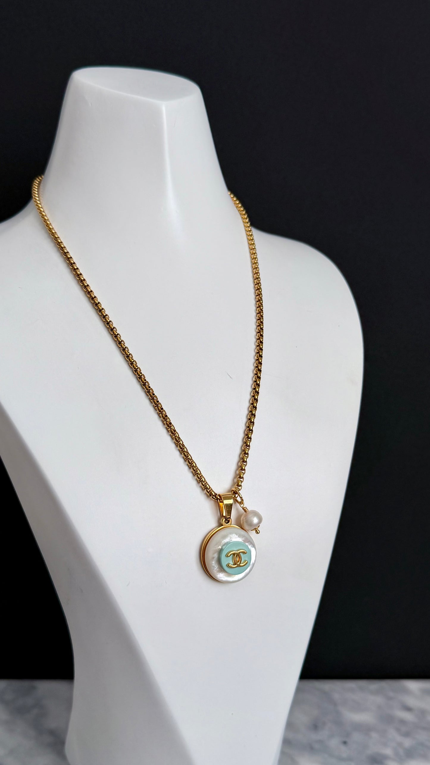 🩵 SUPER RARE MOTHER OF PEARL and Vintage Authentic reworked Gold button Necklace