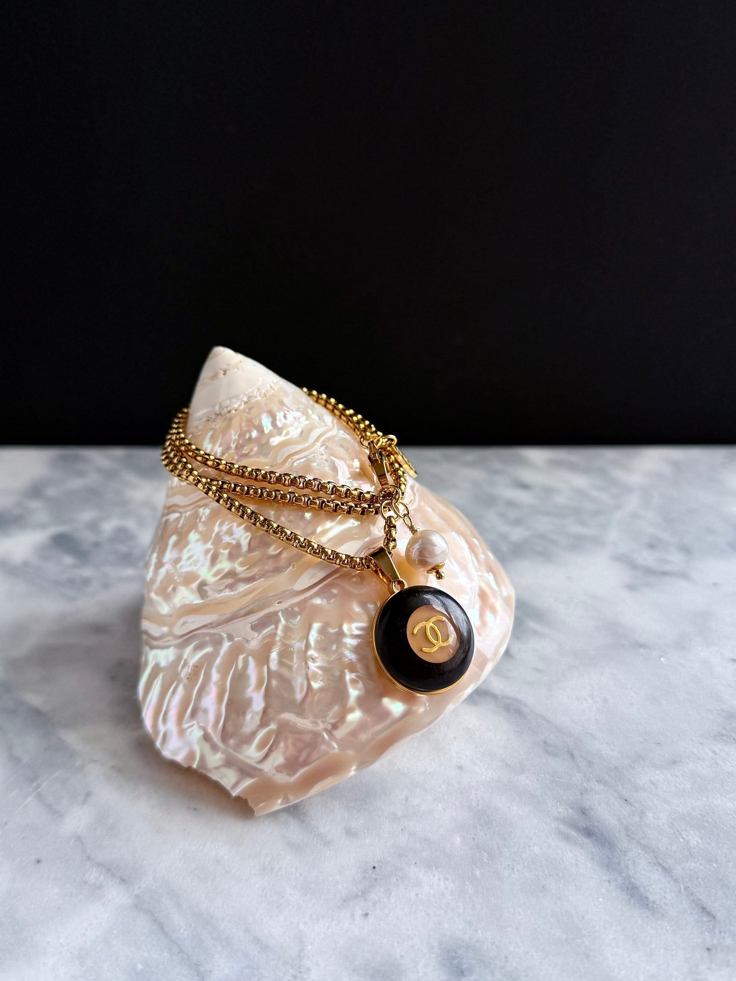 🤎 Vintage Authentic reworked wooden Gold button Necklace