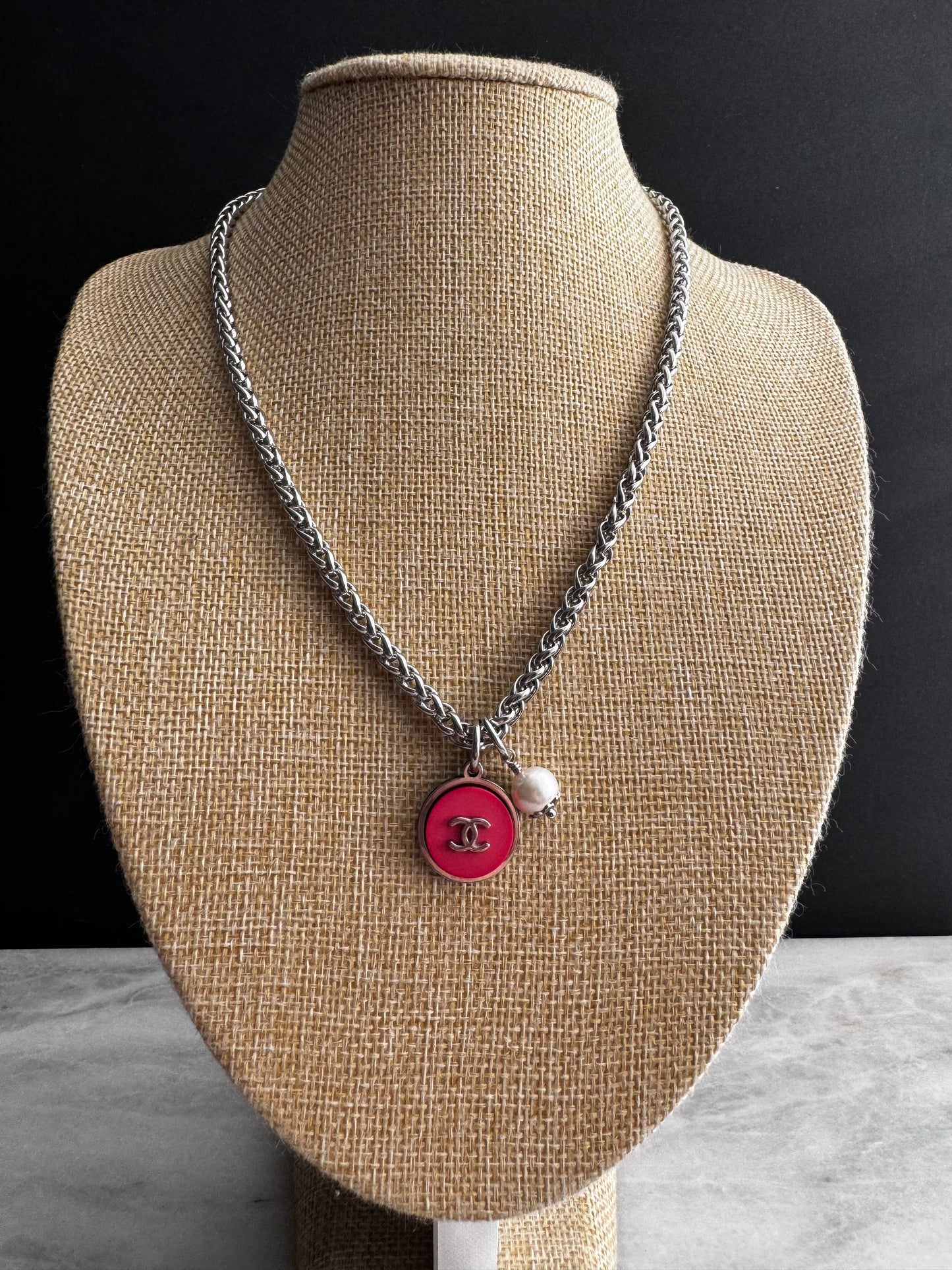 🌺 EXTREMELY RARE reworked red button necklace