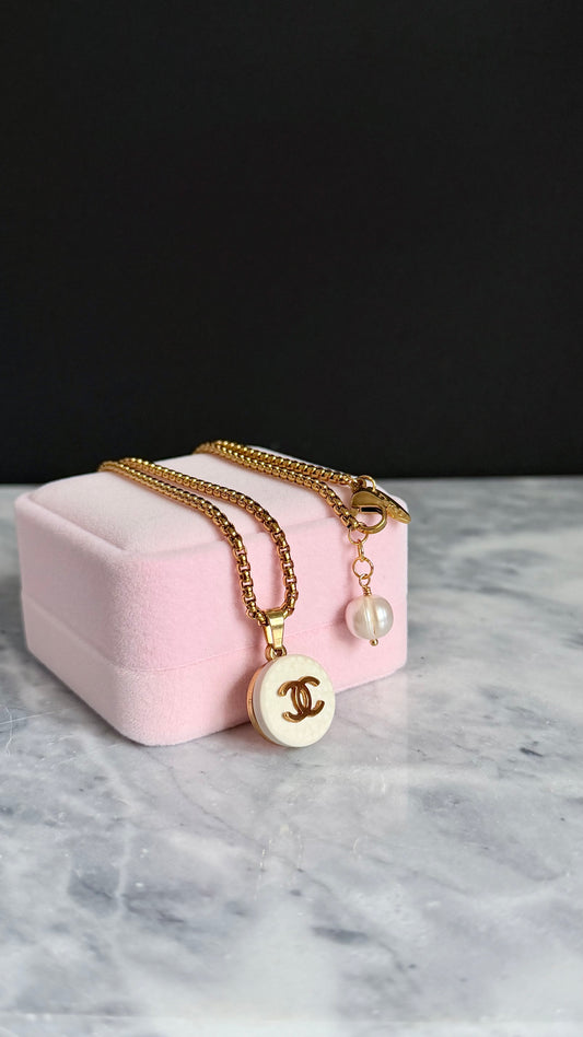 🤍 EXTREMELY RARE reworked button necklace