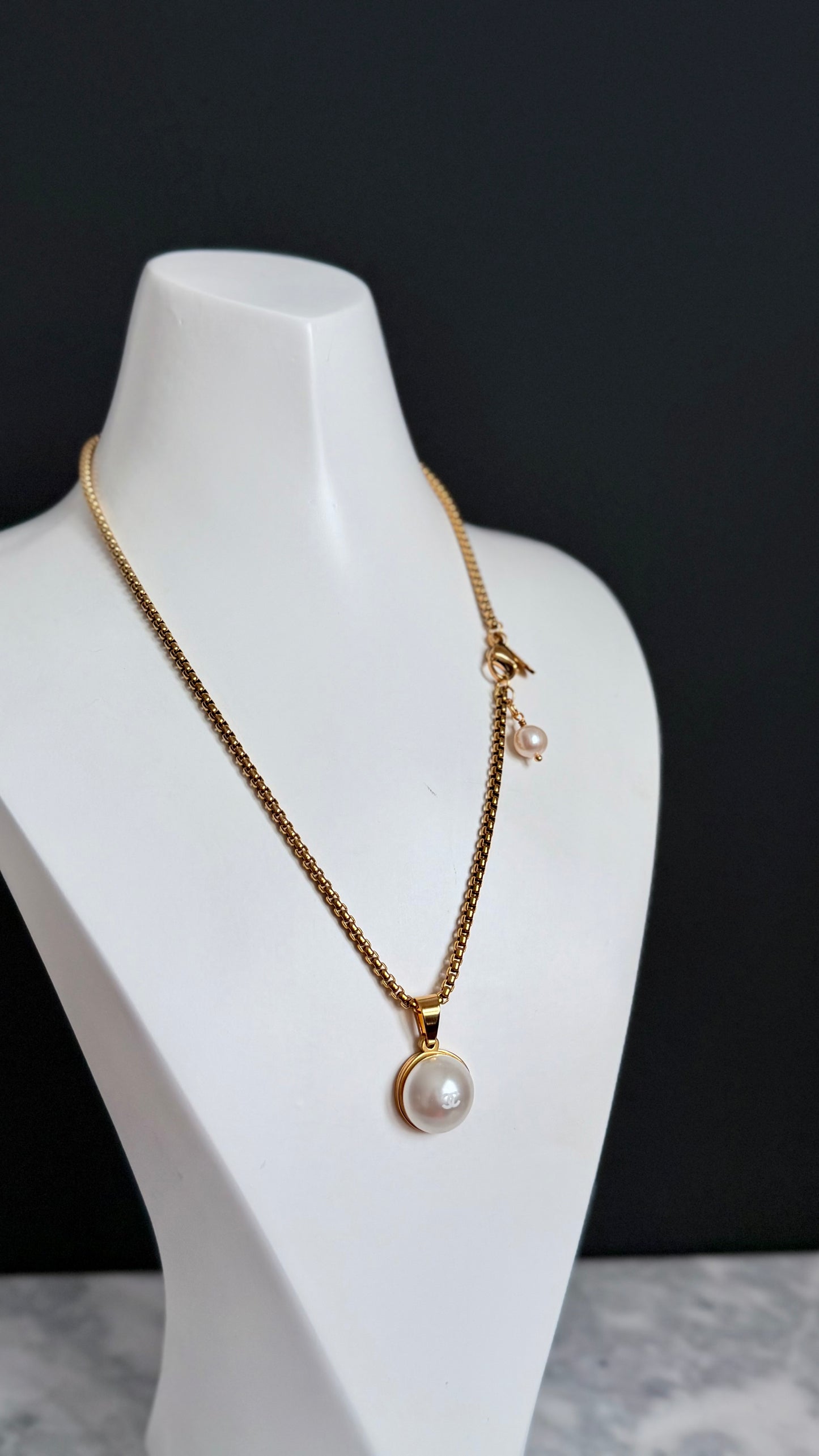 🤍 One of a kind delicate Authentic Reworked button necklace