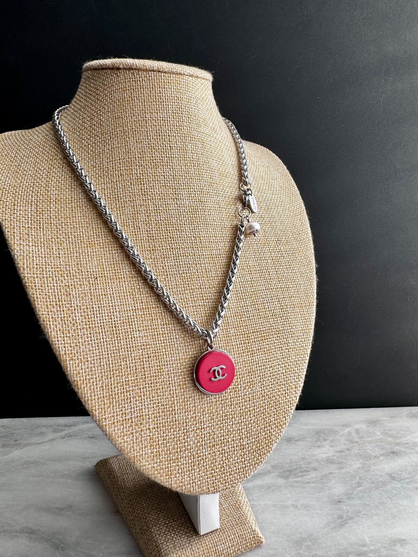 🌺 EXTREMELY RARE Large reworked red button necklace