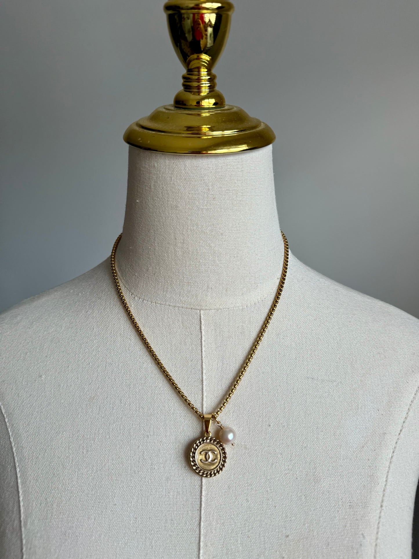 💛 Rare gold enamel button necklace - 2 out of 2 large size
