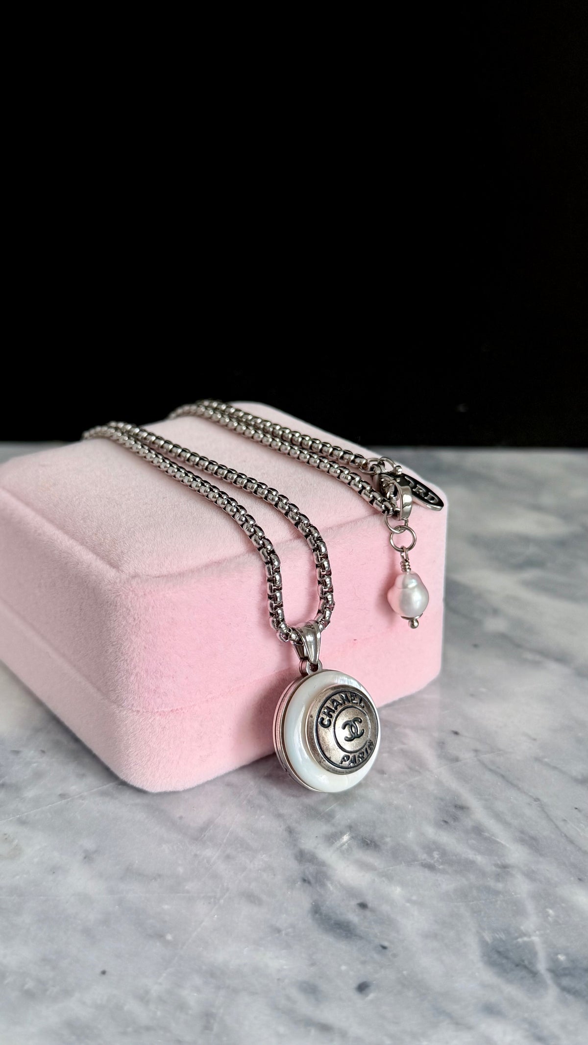🌸 MOTHER OF PEARL One of a kind Authentic Reworked button necklace