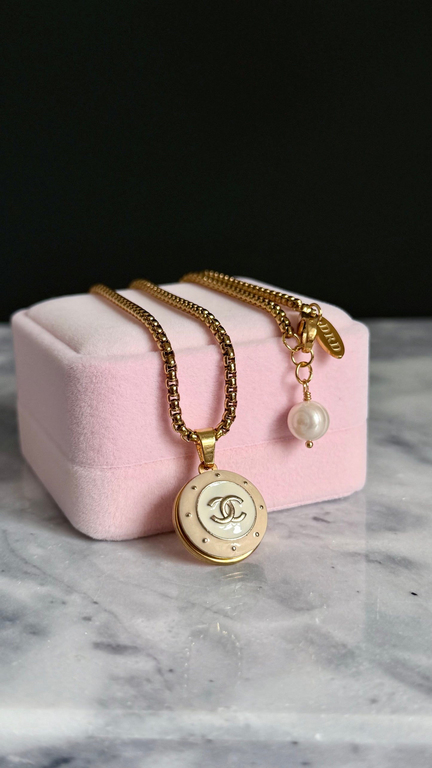 🤍 EXTREMELY RARE reworked button necklace