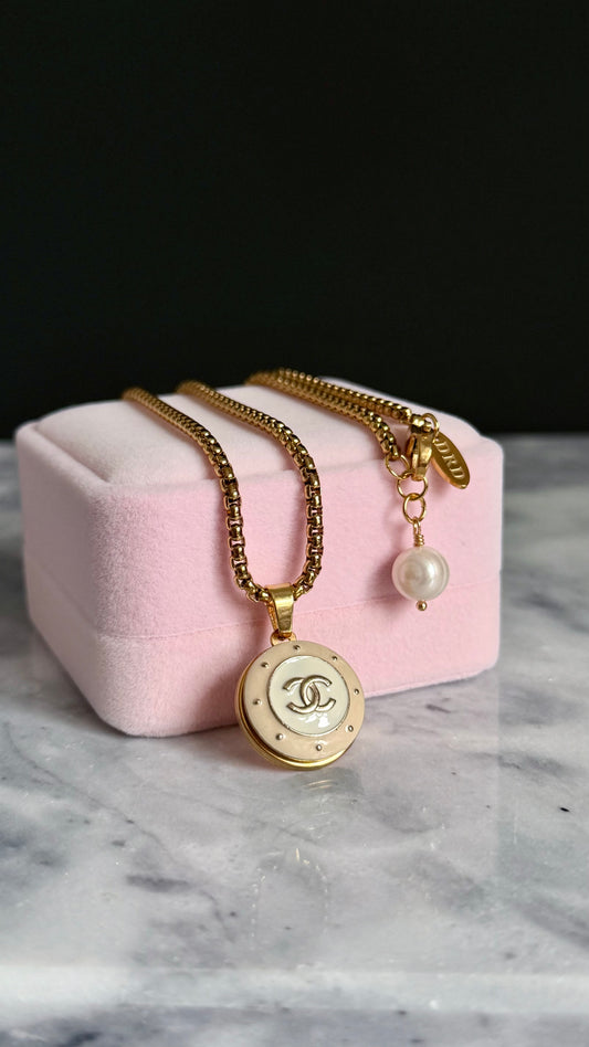 🤍 EXTREMELY RARE reworked button necklace