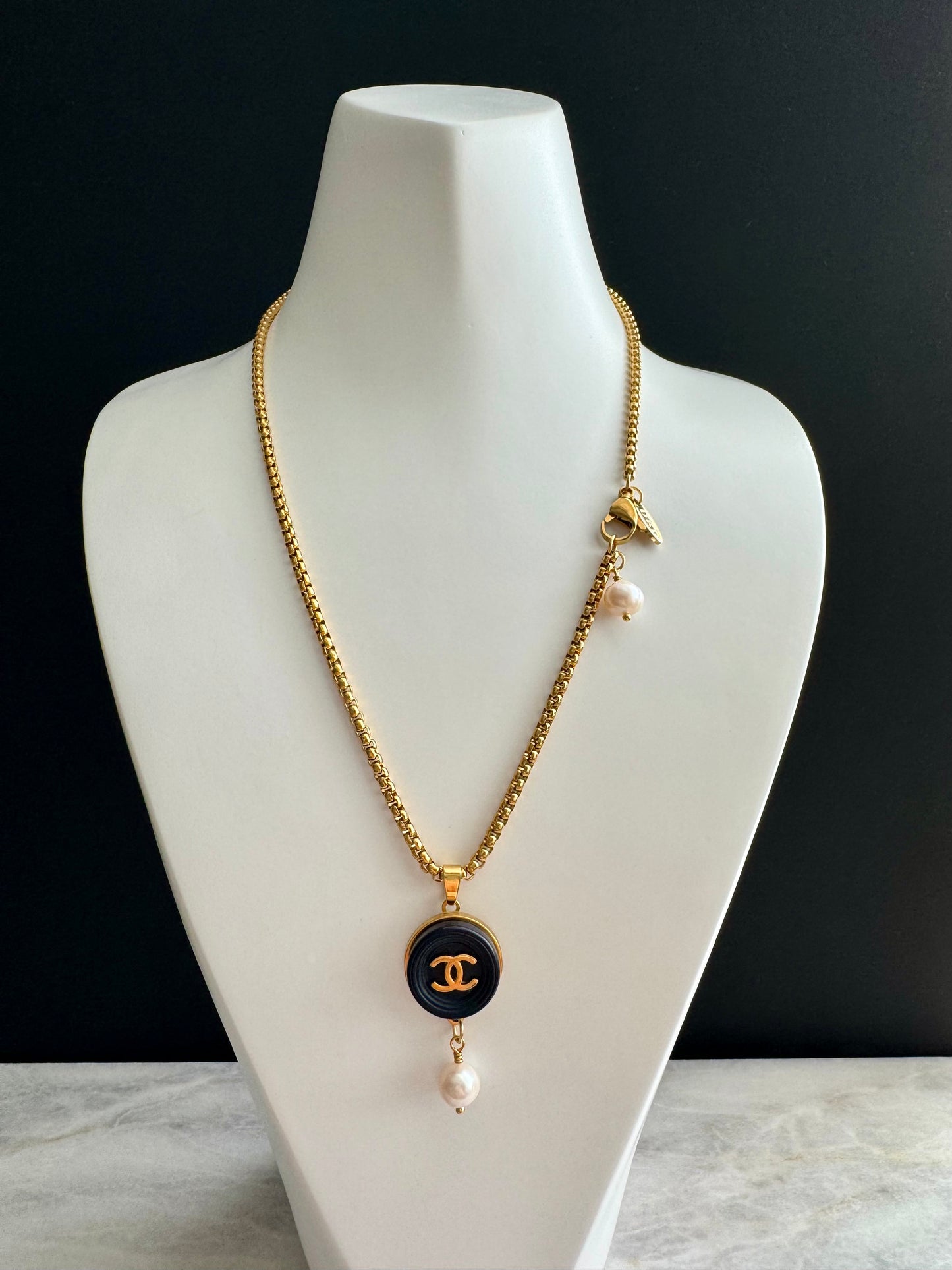 🖤 Vintage Authentic reworked Gold button Necklace