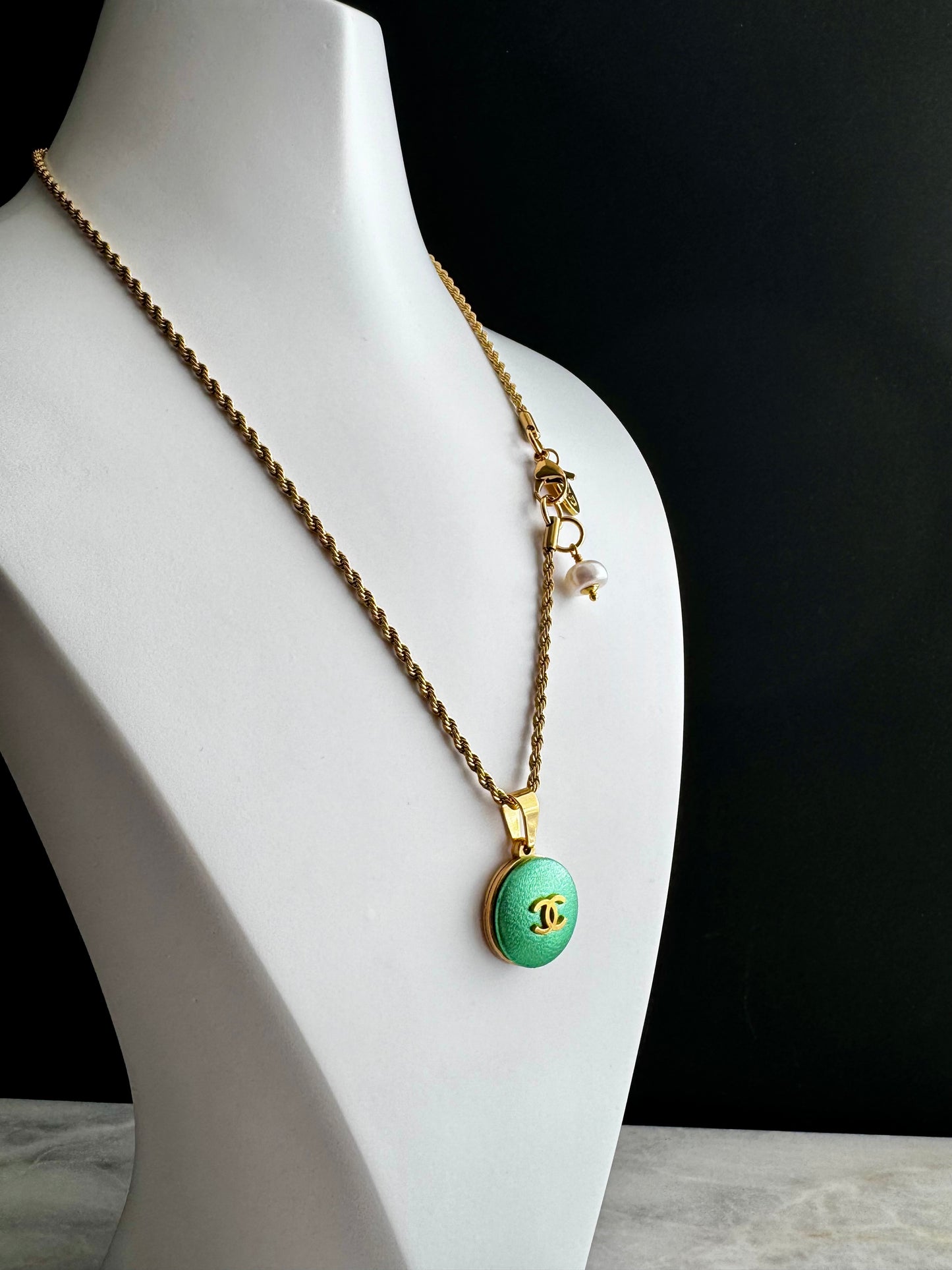 💚 EXTREMELY RARE reworked metallic green LEATHER button necklace