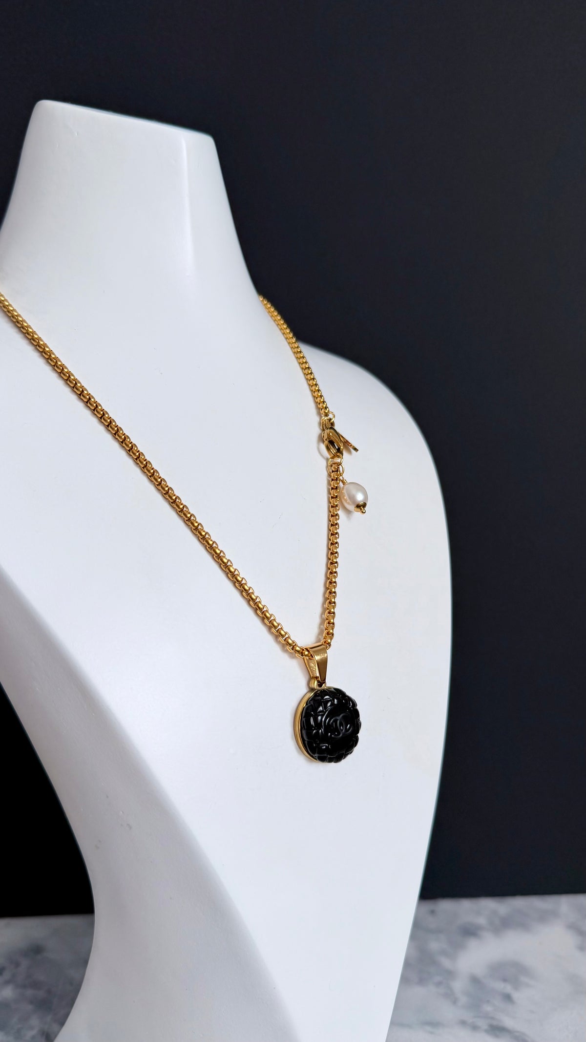 🖤 modern gold enamel button necklace