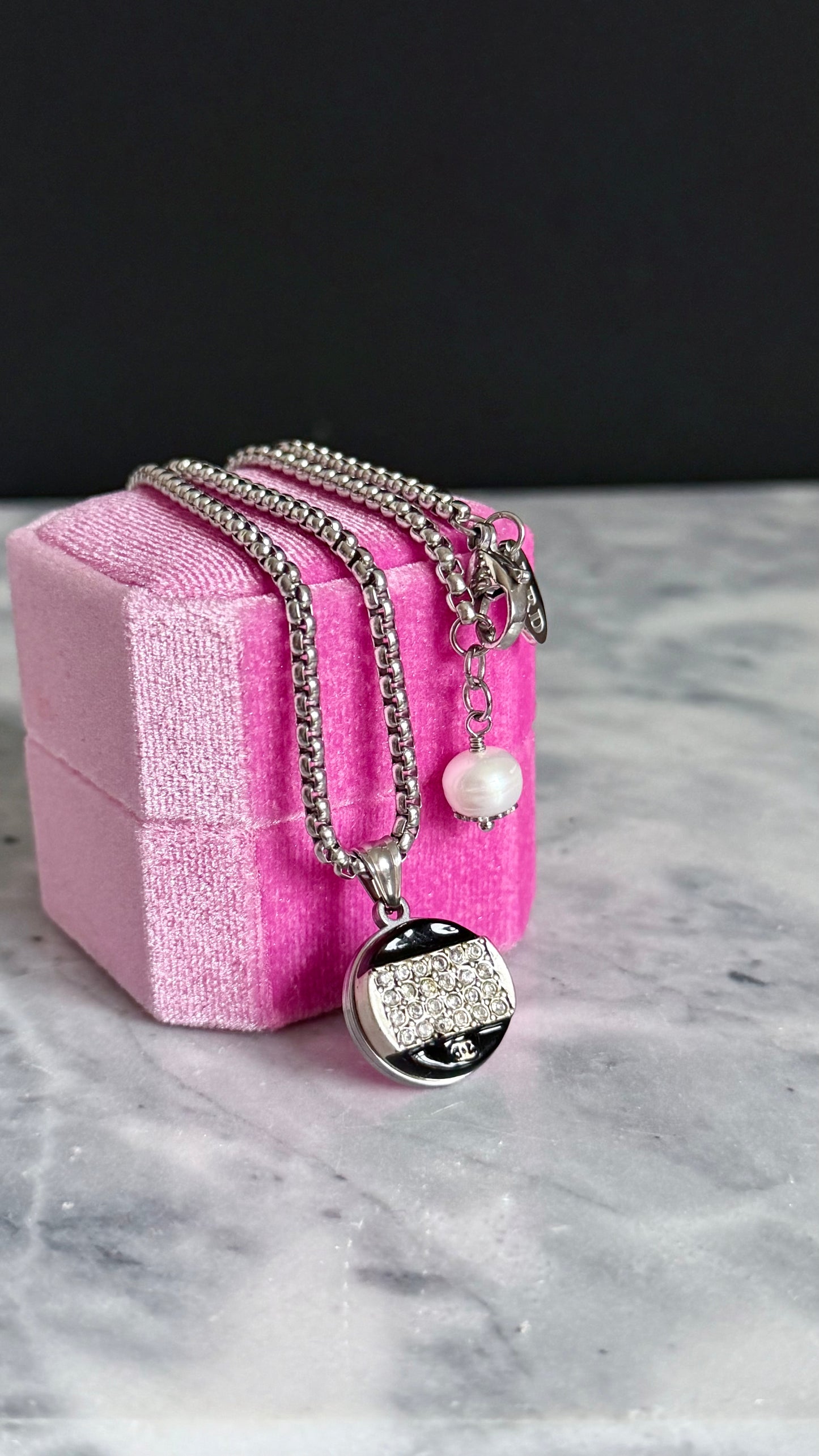 🖤 Extremely rare Vintage Authentic reworked button Necklace - ONE OF A KIND