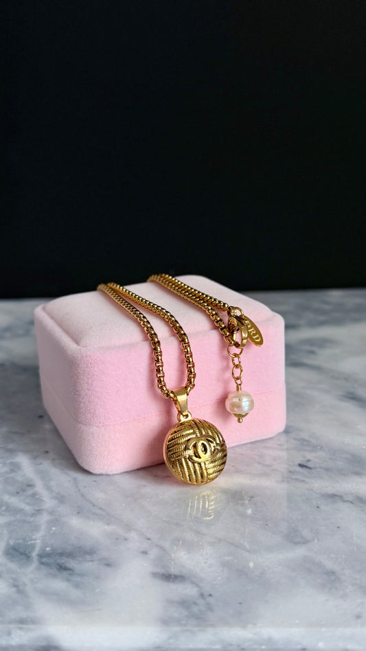 ✨ Extremely rare Authentic Reworked gold Button Necklace