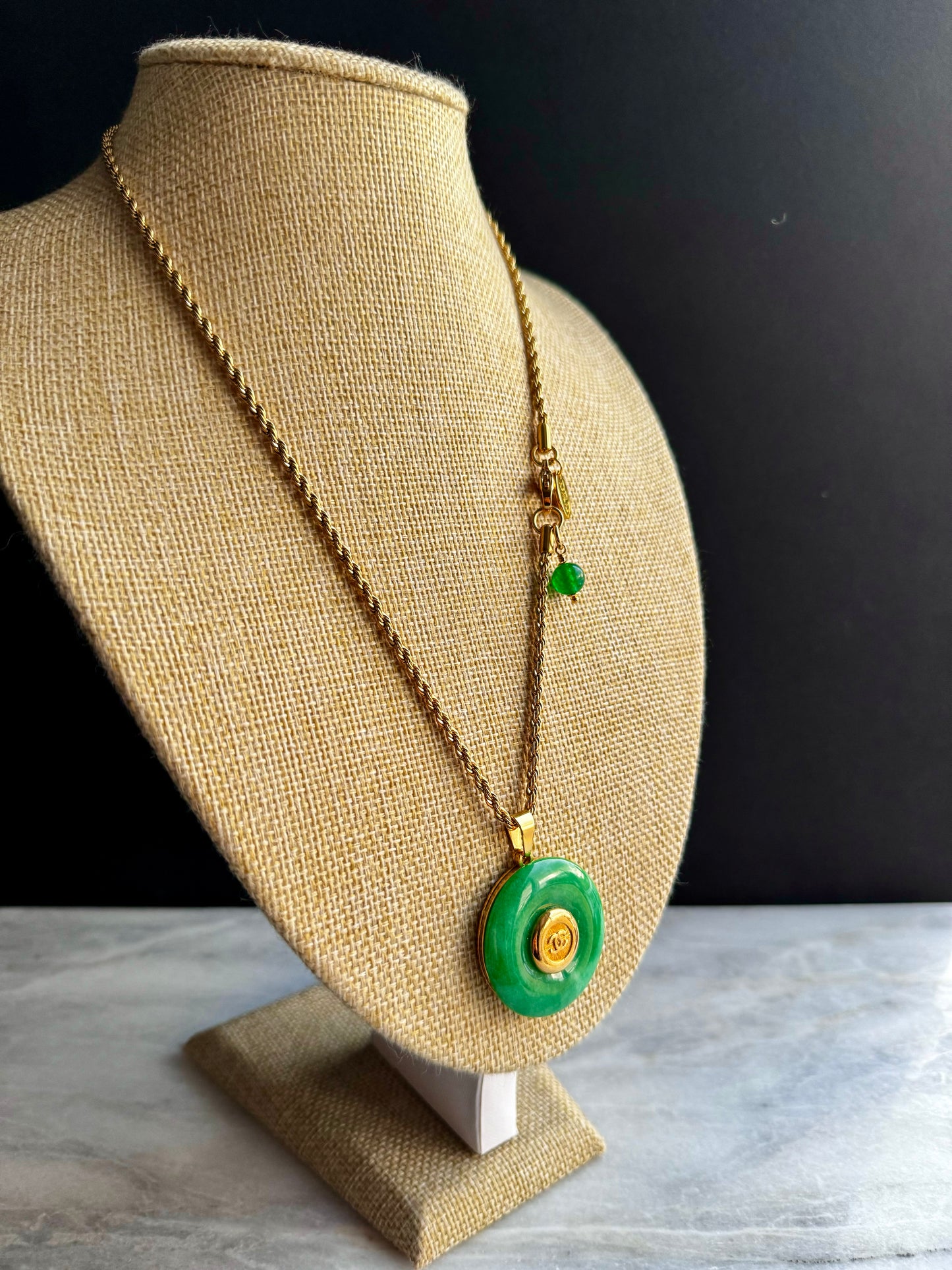 💚 Vintage reworked button and green jade stone necklace