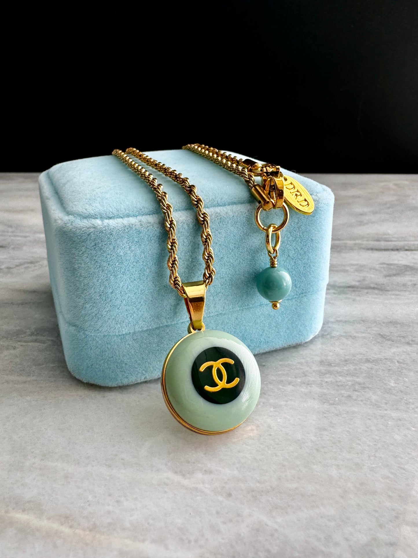 💚 EXTREMELY RARE reworked green button necklace