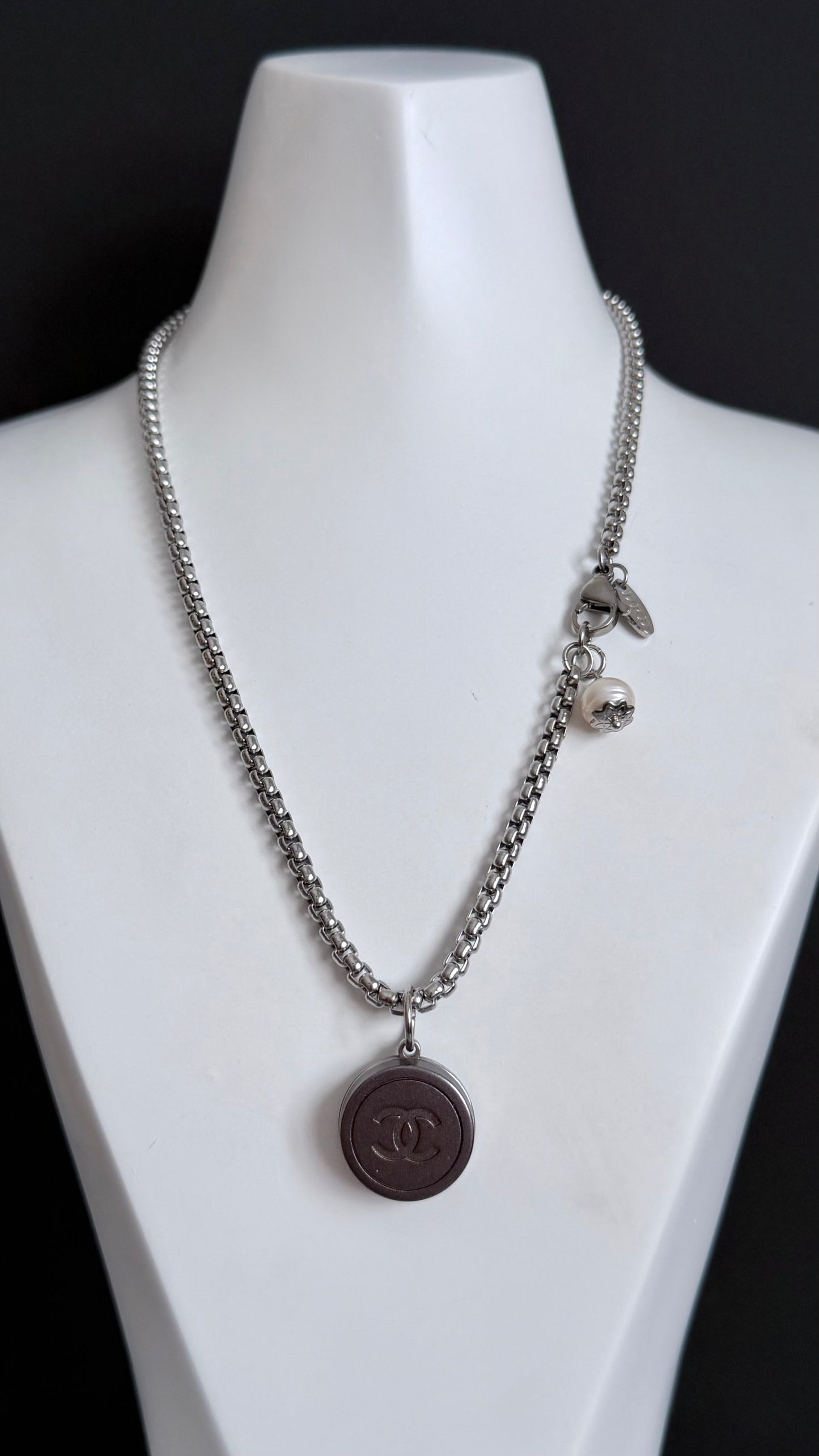🤍 Extremely rare Vintage Authentic reworked button Necklace - ONE OF A KIND