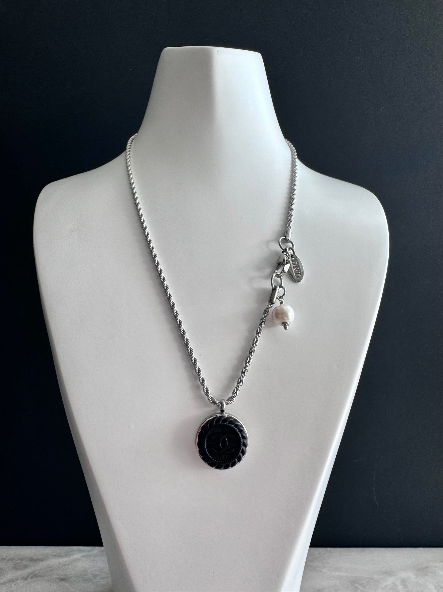 🖤 Vintage Authentic reworked silver button Necklace