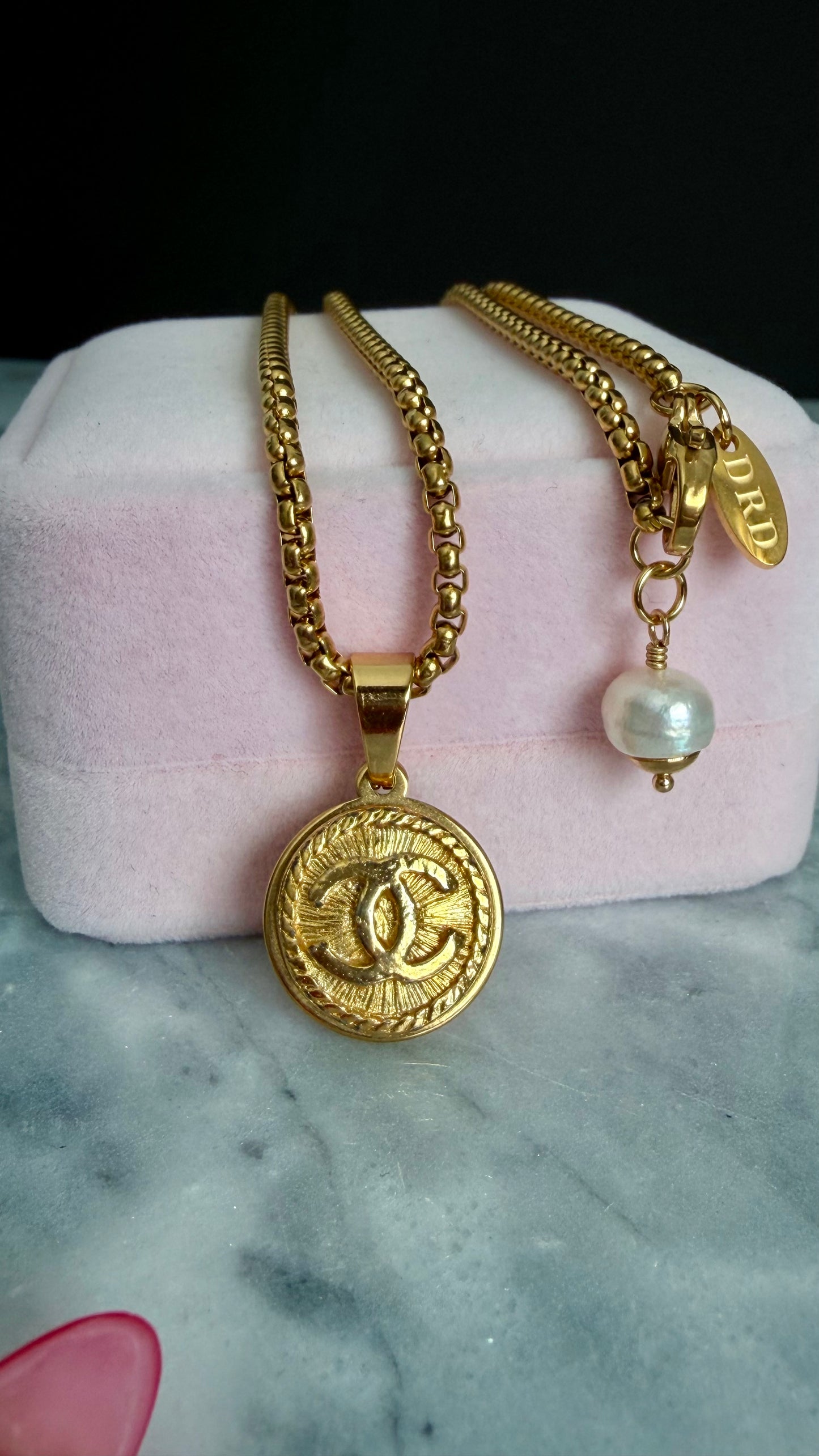 ❤️ SMALL EXTREMELY RARE reworked VINTAGE button necklace