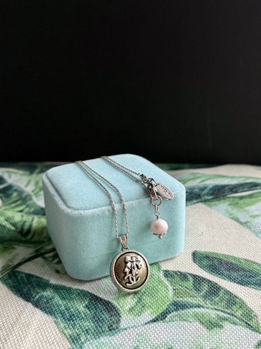 🖤 reworked black button necklace