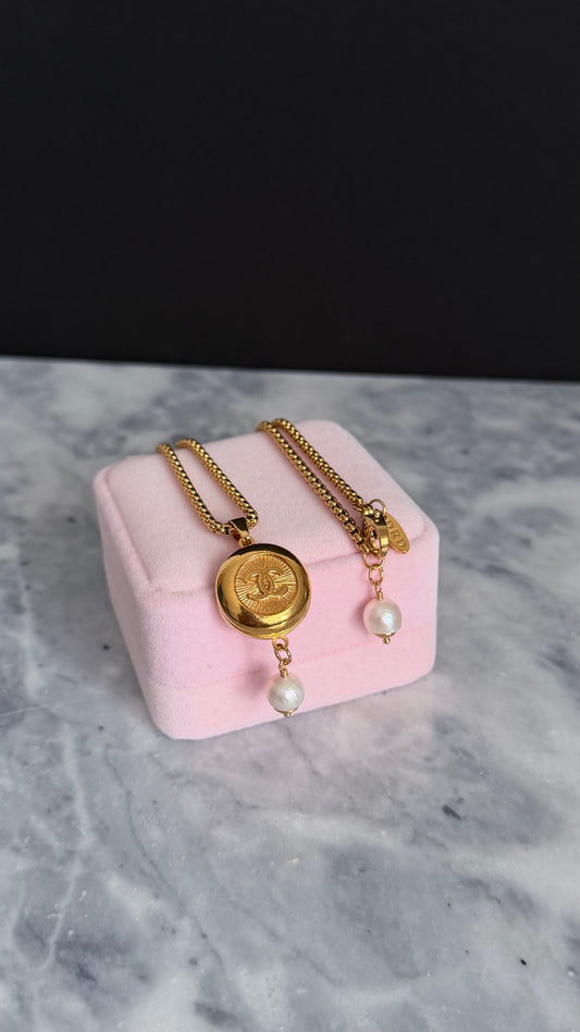 ✨EXTREMELY RARE VINTAGE reworked button necklace
