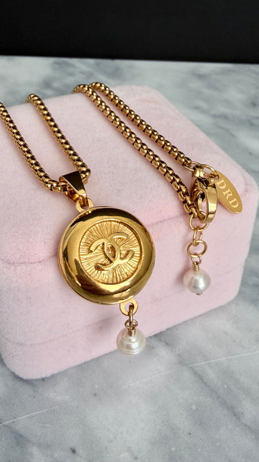 ✨EXTREMELY RARE VINTAGE reworked button necklace